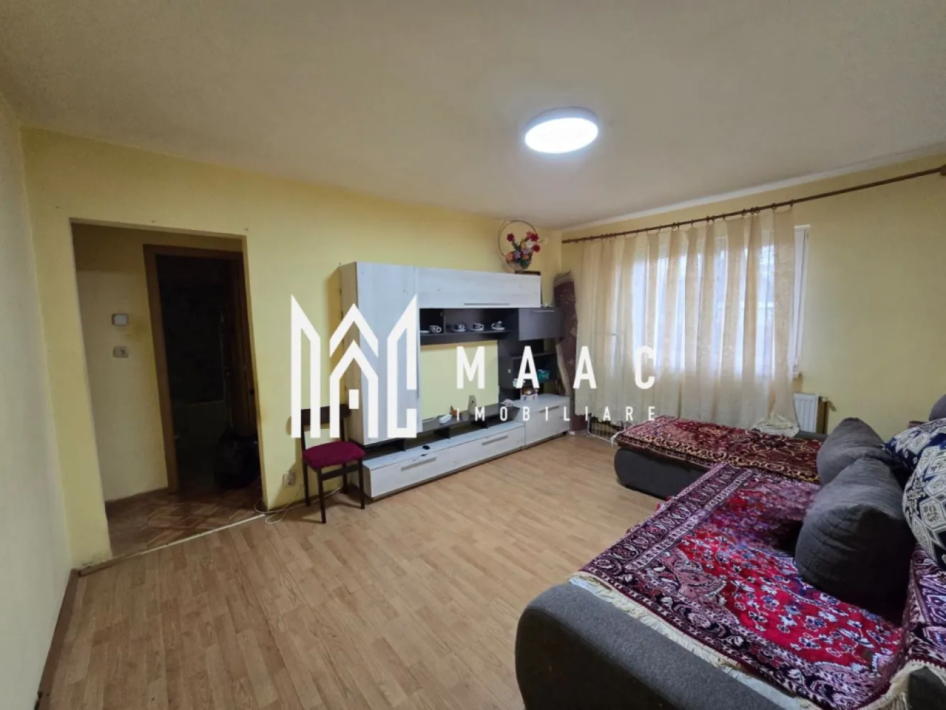 Apartament | 2 Camere | Semidecomandat | 41 MPU | Parter - MAAC Imobiliare vă propune spre vânzare un apartament ideal pentru locuit sau investiție, situat într-o zonă e de accesibilă și apreciată. Apartamentul se află într-o zonă foarte bine conectată, în imediata apropiere a grădinițelor și școlilor, supermarketurilor și alte puncte de interes, mijloace de transport în comun. Această poziționare oferă confort, acces rapid la facilități și un stil de viață practic, ideal pentru familii, persoane în vârstă sau investiție în chirie. Caracteristici generale ale apartamentului: Situat la parter înalt, ușor accesibil pentru toate categoriile de vârstă. Compartimentare avantajoasă, care oferă confort și funcționalitate Mobilat și utilat complet, gata pentru mutare imediată Dispune de pivniță, utilă pentru depozitare suplimentară. Puncte forte: Zonă liniștită și sigură; locuință luminoasă și bine întreținută. Pentru mai multe detalii si programarea unei vizualizari, va invitam sa contactati Maac imobiliare specificand: CP2819124 }}