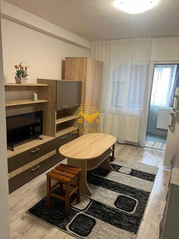 1 camera, Intre Lacuri, Iulius Mall, FSEGA, Centrala proprie - GOLDNESS Imobiliare vă propune spre închiriere un apartament cu 1 camere complet mobilat și utilat, la Parter într-un imobil de. 4 etaje, în Cartierul Intre Lacuri.
Se află în apropierea stațiilor de transport în comun, magazine, restaurante, spații verzi, farmacii, etc. 

Apartamentul este compartimentat astfel:
 - camera cu canapea extensibila, dressing, noptiere
 - bucătărie complet utilată și mobilată
 - baie cu cada, calorifer port prosop și dulap pentru depozitare.

Imobilul este dotat cu toate cele necesare- centrală proprie, frigider, aragaz, hotă, mașină de spălat haine, etc. 

Dacă sunteți interesați de acest apartament și doriți să îl vizionați, dar și pentru alte oferte nu ezitați să ne contactați telefonic sau prin e-mail. Vă stăm la dispoziție!
Pentru intermediere se percepe un comision de 50% din prețul chiriei!