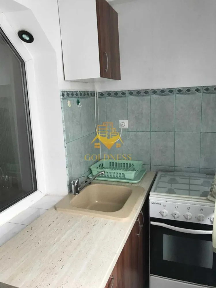 1 camera, Intre Lacuri, Iulius Mall, FSEGA, Centrala proprie - GOLDNESS Imobiliare vă propune spre închiriere un apartament cu 1 camere complet mobilat și utilat, la Parter într-un imobil de. 4 etaje, în Cartierul Intre Lacuri.
Se află în apropierea stațiilor de transport în comun, magazine, restaurante, spații verzi, farmacii, etc. 

Apartamentul este compartimentat astfel:
 - camera cu canapea extensibila, dressing, noptiere
 - bucătărie complet utilată și mobilată
 - baie cu cada, calorifer port prosop și dulap pentru depozitare.

Imobilul este dotat cu toate cele necesare- centrală proprie, frigider, aragaz, hotă, mașină de spălat haine, etc. 

Dacă sunteți interesați de acest apartament și doriți să îl vizionați, dar și pentru alte oferte nu ezitați să ne contactați telefonic sau prin e-mail. Vă stăm la dispoziție!
Pentru intermediere se percepe un comision de 50% din prețul chiriei!