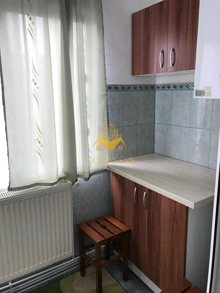 1 camera, Intre Lacuri, Iulius Mall, FSEGA, Centrala proprie - GOLDNESS Imobiliare vă propune spre închiriere un apartament cu 1 camere complet mobilat și utilat, la Parter într-un imobil de. 4 etaje, în Cartierul Intre Lacuri.
Se află în apropierea stațiilor de transport în comun, magazine, restaurante, spații verzi, farmacii, etc. 

Apartamentul este compartimentat astfel:
 - camera cu canapea extensibila, dressing, noptiere
 - bucătărie complet utilată și mobilată
 - baie cu cada, calorifer port prosop și dulap pentru depozitare.

Imobilul este dotat cu toate cele necesare- centrală proprie, frigider, aragaz, hotă, mașină de spălat haine, etc. 

Dacă sunteți interesați de acest apartament și doriți să îl vizionați, dar și pentru alte oferte nu ezitați să ne contactați telefonic sau prin e-mail. Vă stăm la dispoziție!
Pentru intermediere se percepe un comision de 50% din prețul chiriei!