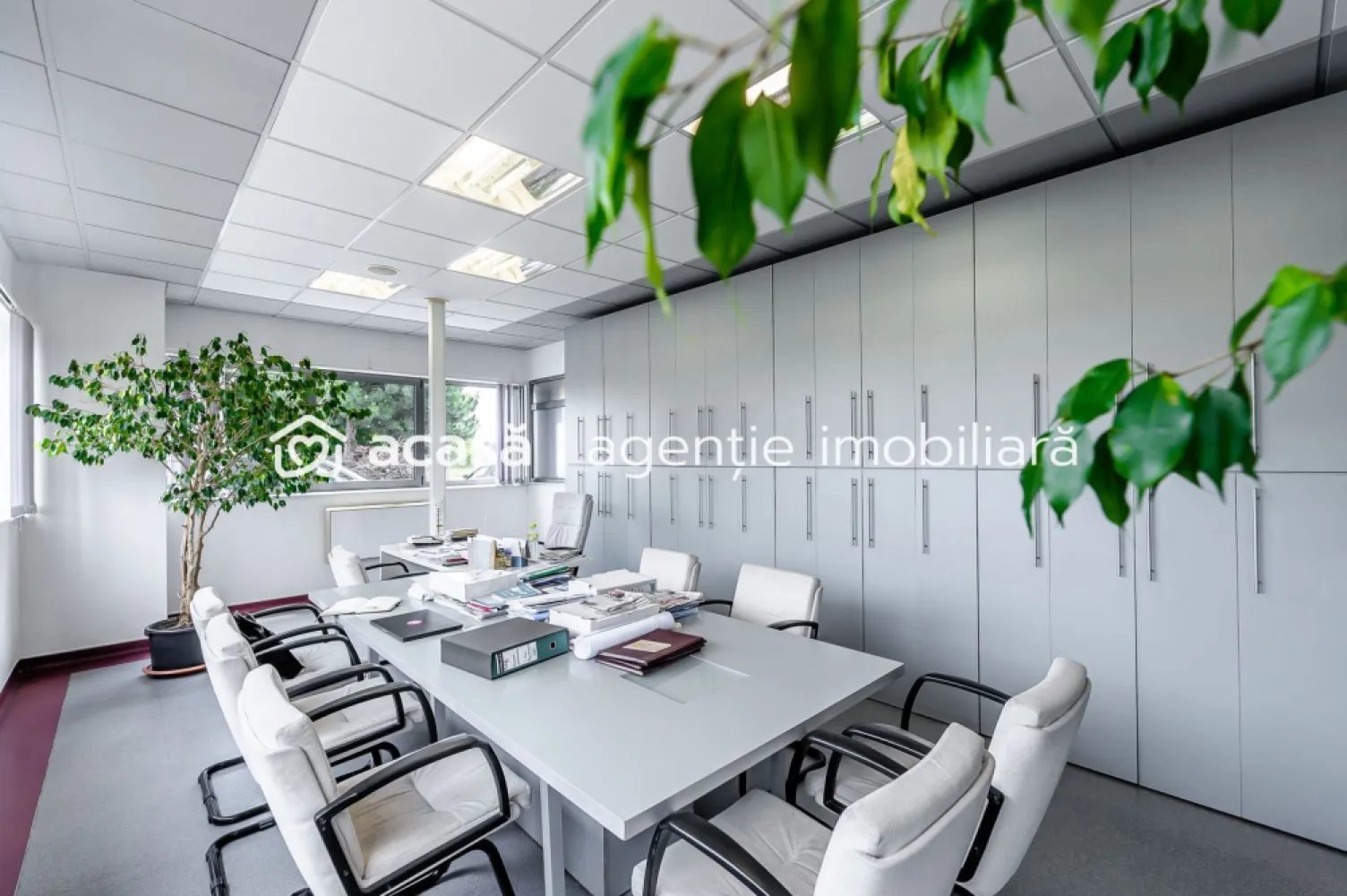 Hală de producție și depozitare cu birouri în Arad - Avem plăcerea să vă oferim în exclusivitate o hală de producție și depozitare cu birouri în Municipiul Arad, în zona comercial-industrială Micălaca Sud. Caracteristici: Teren: 7.176 mp Construcție: 4.075 mp Dock-uri încărcare TIR: 2 buc An construcție: 2013 Dotări: Bazin PSI și Autorizație ISU Panouri Fotofoltaice putere 350 MWh Suflante aer cald și chillere. Utilități prezente: energie electrică, gaze naturale, apă și canalizare. Vecini: SellGros, Dedeman, Altex, CEFIN Trucks, Modelleisenbahn, CitOne, HighPlast Detalii constructive: Stâlpi de susținere din beton armat, închideri perimetrale din plăci pefabricate din BA, tâmplărie din aluminiu. Localizare și dotările fac imobilul ideal pentru o gamă largă de activități comerciale, de producție și de depozitare. Profitați de o soluție rapidă și la cheie pentru afacerea dumneavoastră. Pentru vizionare și detalii, vă rog să mă apelați la numărul: 0721356746 Florin Moș }}