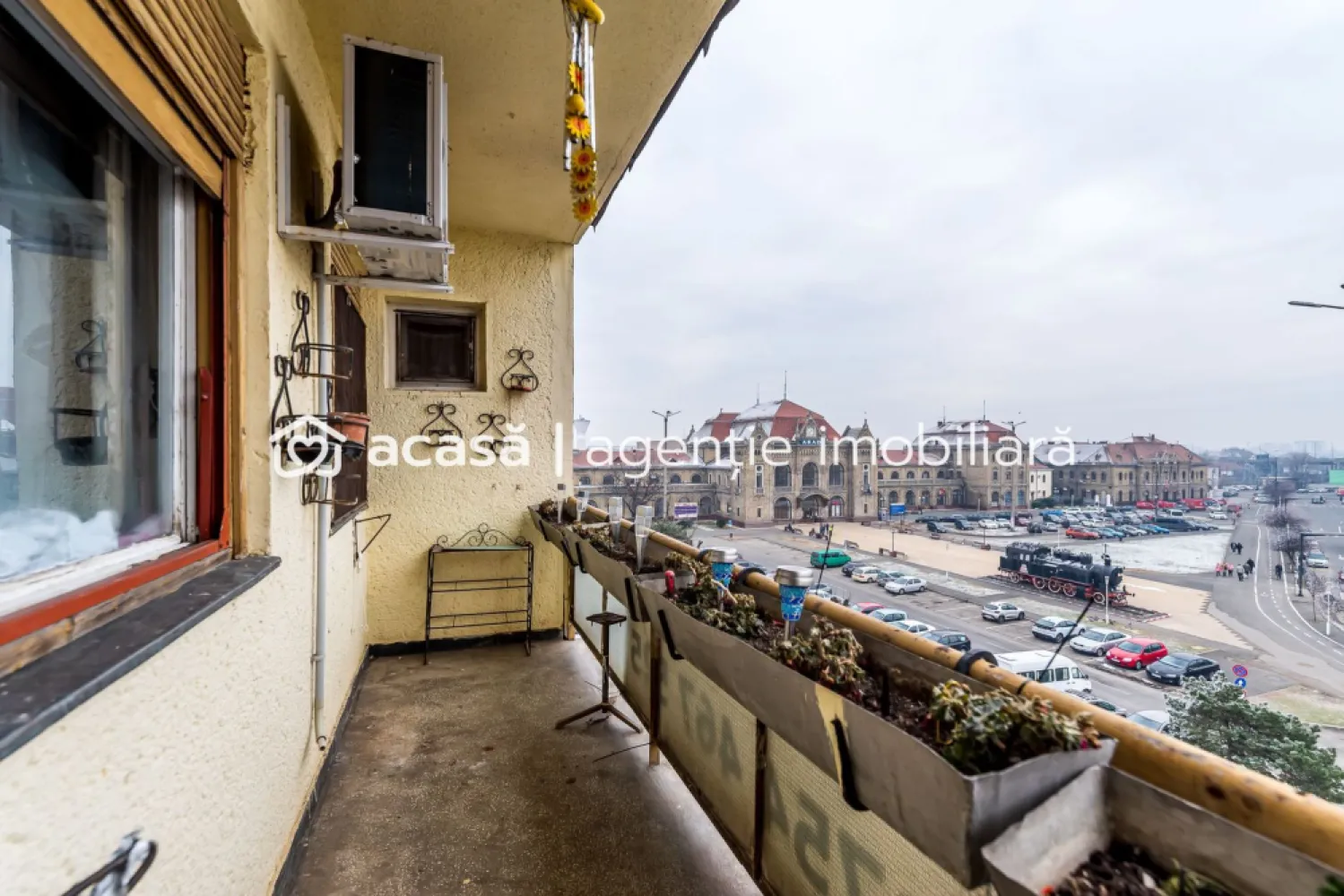 Apartament cu 4 camere decomandat cu vedere panoramica - Comision 0% Se oferă spre vânzare apartament cu 4 camere, excelent poziționat în Piața Gării, cu vedere pe două părți: spre Gară și spre Atrium Mall. Imobilul este situat într-un bloc din cărămidă, foarte bine izolat termic, reabilitat și izolat integral la exterior, ceea ce asigură confort și costuri reduse de întreținere. Apartamentul este complet decomandat, are o compartimentare practică și mult potențial: sufragerie bucătărie 3 dormitoare 2 băi balcon cu vedere panoramică asupra orașului Este situat la etajul 4, fapt ce oferă lumină naturală pe tot parcursul zilei, iar zgomotul și praful orașului sunt considerabil diminuate față de etajele inferioare. Dotări: centrală proprie pe gaz aer condiționat Apartamentul necesită renovare, oferind posibilitatea de amenajare după propriul gust, fiind ideal atât pentru locuință de familie, cât și pentru investiție. 📍 Localizare excelentă, cu acces rapid către transport, magazine și puncte de interes 📈 Compartimentare foarte bună și potențial ridicat 📞 Pentru detalii și programarea unei vizionări: Blaga Flavius – 0754467525 Consultant imobiliar acreditat APAIR (Asociația Profesională a Agenților Imobiliari din România) Nu dispui de toată suma? Te ajutăm noi gratuit! Îți obținem oferte de la 16 bănci. Ai o proprietate de vânzare în Arad și vrei să știi cât valorează cu adevărat? Birou: ACASĂ | Agenție imobiliară Arad Adresă: Bulevardul Decebal 2, Arad 310133 }}
