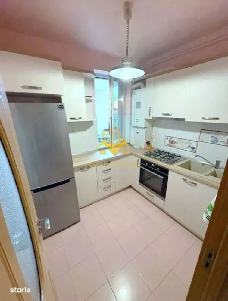2 camere decomandate, Elite, Cartierul Iris, Zona Auchan - GOLDNESS Imobiliare vă propune spre închiriere un apartament cu 2 camere decomandate complet mobilat și utilat, la etajul 1 într-un imobil de 6 etaje, în Cartierul Iris, Ansamblul Rezidential Elite City.
Se află în apropierea stațiilor de transport în comun, magazine, restaurante, spații verzi, farmacii, etc. 

Apartamentul este compartimentat astfel:
 - dormitor cu pat matrimonial, dressing, noptiere, comoda tv
 - dormitor cu o canapea extensibilă, dressing
 - bucatarie complet utilată și mobilată, loc de servit masa 
 - baie cu cada, calorifer port prosop și dulap pentru depozitare.
 - balcon de 5 mp.

Imobilul este dotat cu toate cele necesare- centrală proprie, frigider, plita, hotă, mașină de spălat haine, etc. 
Dacă sunteți interesați de acest apartament și doriți să îl vizionați, dar și pentru alte oferte nu ezitați să ne contactați telefonic sau prin e-mail. Vă stăm la dispoziție!

Pentru intermediere se percepe un comision de 50% din prețul chiriei!