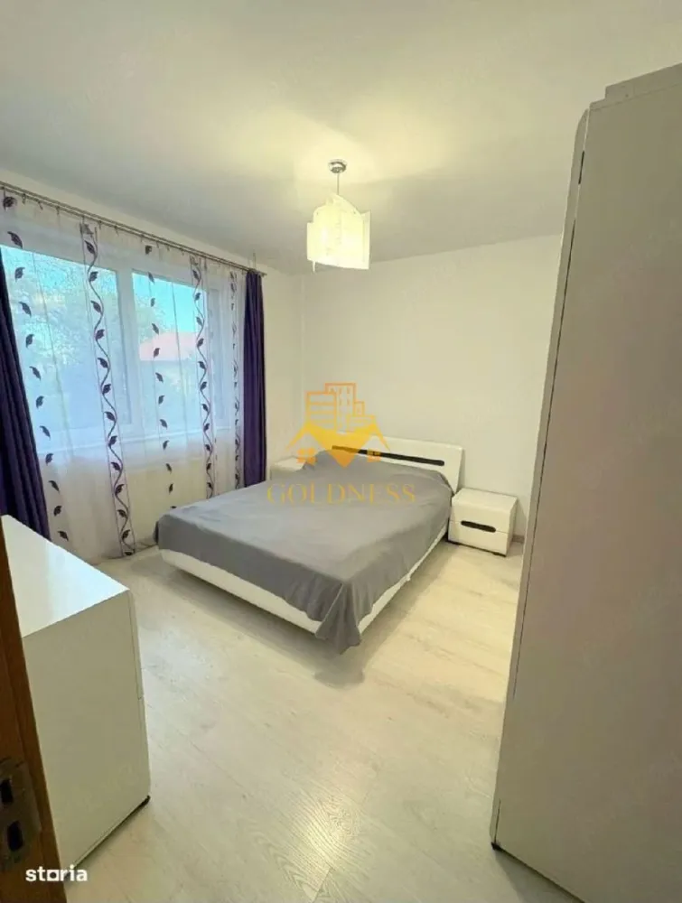 2 camere decomandate, Elite, Cartierul Iris, Zona Auchan - GOLDNESS Imobiliare vă propune spre închiriere un apartament cu 2 camere decomandate complet mobilat și utilat, la etajul 1 într-un imobil de 6 etaje, în Cartierul Iris, Ansamblul Rezidential Elite City.
Se află în apropierea stațiilor de transport în comun, magazine, restaurante, spații verzi, farmacii, etc. 

Apartamentul este compartimentat astfel:
 - dormitor cu pat matrimonial, dressing, noptiere, comoda tv
 - dormitor cu o canapea extensibilă, dressing
 - bucatarie complet utilată și mobilată, loc de servit masa 
 - baie cu cada, calorifer port prosop și dulap pentru depozitare.
 - balcon de 5 mp.

Imobilul este dotat cu toate cele necesare- centrală proprie, frigider, plita, hotă, mașină de spălat haine, etc. 
Dacă sunteți interesați de acest apartament și doriți să îl vizionați, dar și pentru alte oferte nu ezitați să ne contactați telefonic sau prin e-mail. Vă stăm la dispoziție!

Pentru intermediere se percepe un comision de 50% din prețul chiriei!