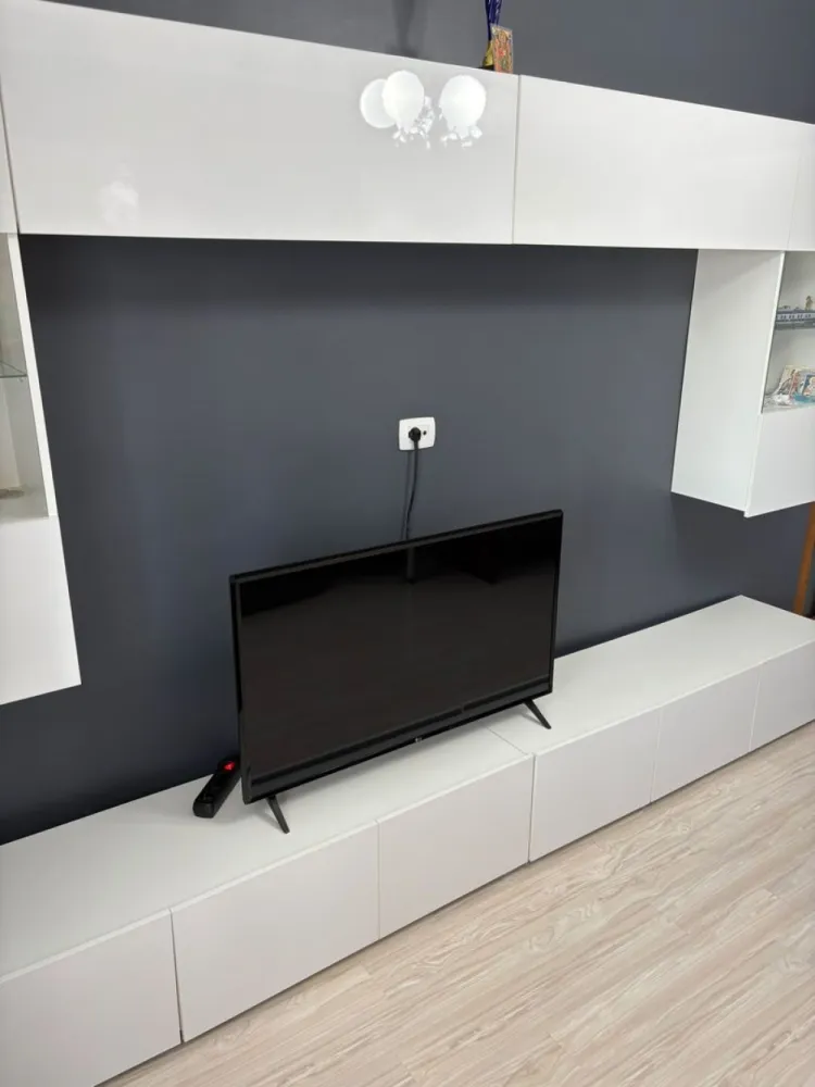 De vanzare apartament cu 2 camere, renovat, etaj 4 , Mazepa 1, 85.000 euro - Agentia Mag Invest oferă spre vânzare un apartament spațios cu 2 camere, situat în cartierul Mazepa 1, într-o zonă apreciată pentru accesul facil la toate punctele de interes.
Apartamentul are o suprafață de 58 mp și este situat la etajul 4 din 4. Este pregătit pentru mutare, fiind dotat cu:
- centrală termică proprie;
- 2 aparate de aer condiționat;
- TV Smart în sufragerie și în dormitor;
- apometre cu citire radio, noi, montate în decembrie 2025.
Locuința se predă exact ca în fotografii, cu excepția espressorului de cafea, care nu este inclus în preț.
Este o alegere potrivită atât pentru locuit, cât și pentru investiție, datorită compartimentării generoase și amplasării excelente.
Preț: 85.000 €
Comision agentie 1,5%.
Pentru mai multe informații sau pentru programarea unei vizionări, vă rog să mă contactați 0746.252.252 Liliana Ene.