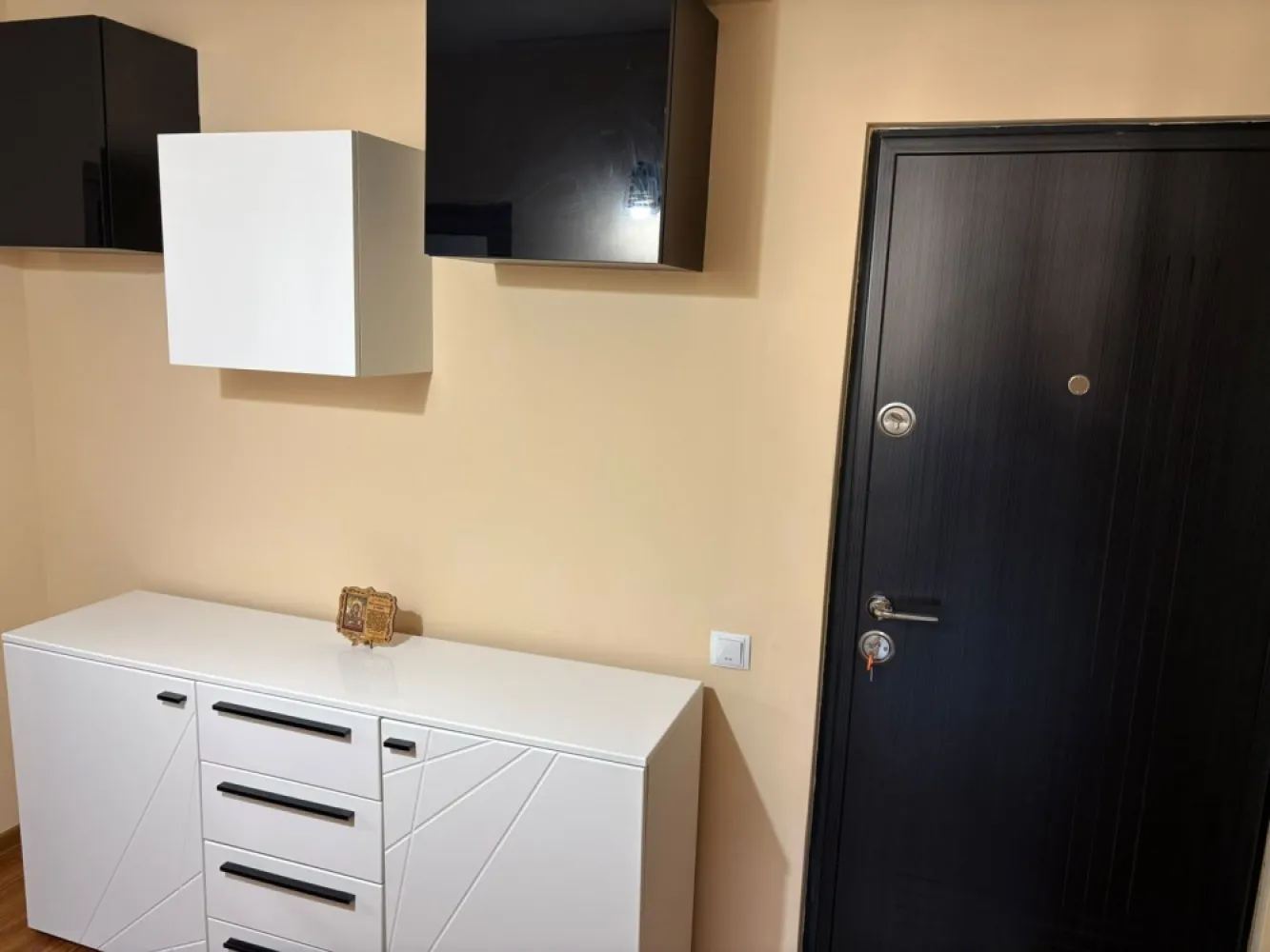 De vanzare apartament cu 2 camere, renovat, etaj 4 , Mazepa 1, 85.000 euro - Agentia Mag Invest oferă spre vânzare un apartament spațios cu 2 camere, situat în cartierul Mazepa 1, într-o zonă apreciată pentru accesul facil la toate punctele de interes.
Apartamentul are o suprafață de 58 mp și este situat la etajul 4 din 4. Este pregătit pentru mutare, fiind dotat cu:
- centrală termică proprie;
- 2 aparate de aer condiționat;
- TV Smart în sufragerie și în dormitor;
- apometre cu citire radio, noi, montate în decembrie 2025.
Locuința se predă exact ca în fotografii, cu excepția espressorului de cafea, care nu este inclus în preț.
Este o alegere potrivită atât pentru locuit, cât și pentru investiție, datorită compartimentării generoase și amplasării excelente.
Preț: 85.000 €
Comision agentie 1,5%.
Pentru mai multe informații sau pentru programarea unei vizionări, vă rog să mă contactați 0746.252.252 Liliana Ene.