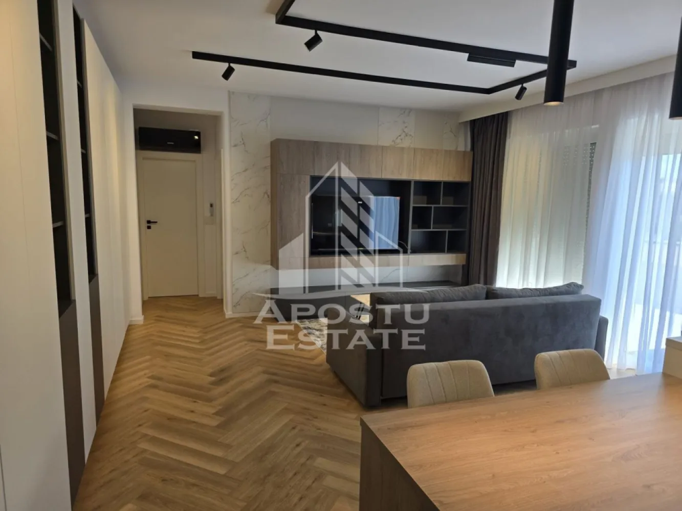 Penthose 2 camere de inchiriat, loc de parcare subteran, Zona Aradului - Agentia imobiliara APOSTU ESTATE va propune spre inchiriere un apartament cu 2 camere, spatios si luminos, situat in zona Aradului, o zona linistita si bine pozitionata din Timisoara, potrivit pentru cupluri,familii sau persoane singure care isi doresc o locuinta unde sa se simta confortabil si cu acces facil catre scoli, statii de autobuz, supermarketuri , magazine de zona, parcuri.

Suprafata utila: 56 mp
Compartimentare eficienta:
-Hol de acces generos
-Bucatarie complet mobilata si utilata, cu loc de luat masa
-Living luminos si spatios
-Dormitor mobilat si utilat
-Baie prevazuta cu dus si geam pentru ventilatie naturala

Confort si facilitati:
-Incalzirea apartamentului: centrala proprie
-Apartamentul este complet mobilat si utilat
-Nu se accepta animale de companie de catre proprietar
-Loc de parcare subteran

Localizare:
-Timis,Timisoara, zona Aradului– acces facil spre magazine, supermarket, scoli, parcuri si mijloace de transport in comun.

Ideal pentru:
-Familii
-Cupluri
-Persoane singure

Disponibilitate: imediata
Pret chirie lunara: 600 Euro
Programeaza o vizionare pentru a-ti putea imagina viitorul aici!
ID intern: CP3215588