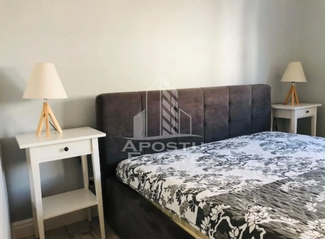 Apartament cu 3 camere de inchiriat , bloc nou , Dumbravita - Agentia imobiliara APOSTU ESTATE va propune spre inchiriere un apartament cu 3 camere, spatios si luminos, situat in Dumbravita , o zona linistita si bine pozitionata din Timis potrivit pentru cupluri,familii, sau studenti care isi doresc o locuinta unde sa se simta confortabil si cu acces facil catre scoli, statii de autobuz, supermarketuri , magazine de zona, parcuri.

Suprafata utila: 65 mp
Compartimentare eficienta:
-Hol de acces generos
-Bucatarie complet mobilata si utilata, cu loc de luat masa
-Living luminos si spatios
-Dormitor mobilat si utilat
-Dormitor secundar mobilat 
-Baie prevazuta cu cada

Confort si facilitati:
-Incalzirea apartamentului: centrala proprie 
-Apartamentul este complet mobilat si utilat
- Loc de parcare 

Localizare:
-Timis, Dumbravita – acces facil spre magazine, supermarketul Lidl, scoli, parcuri si mijloace de transport in comun.

Ideal pentru:
-Familii
-Cupluri
-Studenti

Programeaza o vizionare pentru a-ti putea imagina viitorul aici!
ID intern: CP3215951