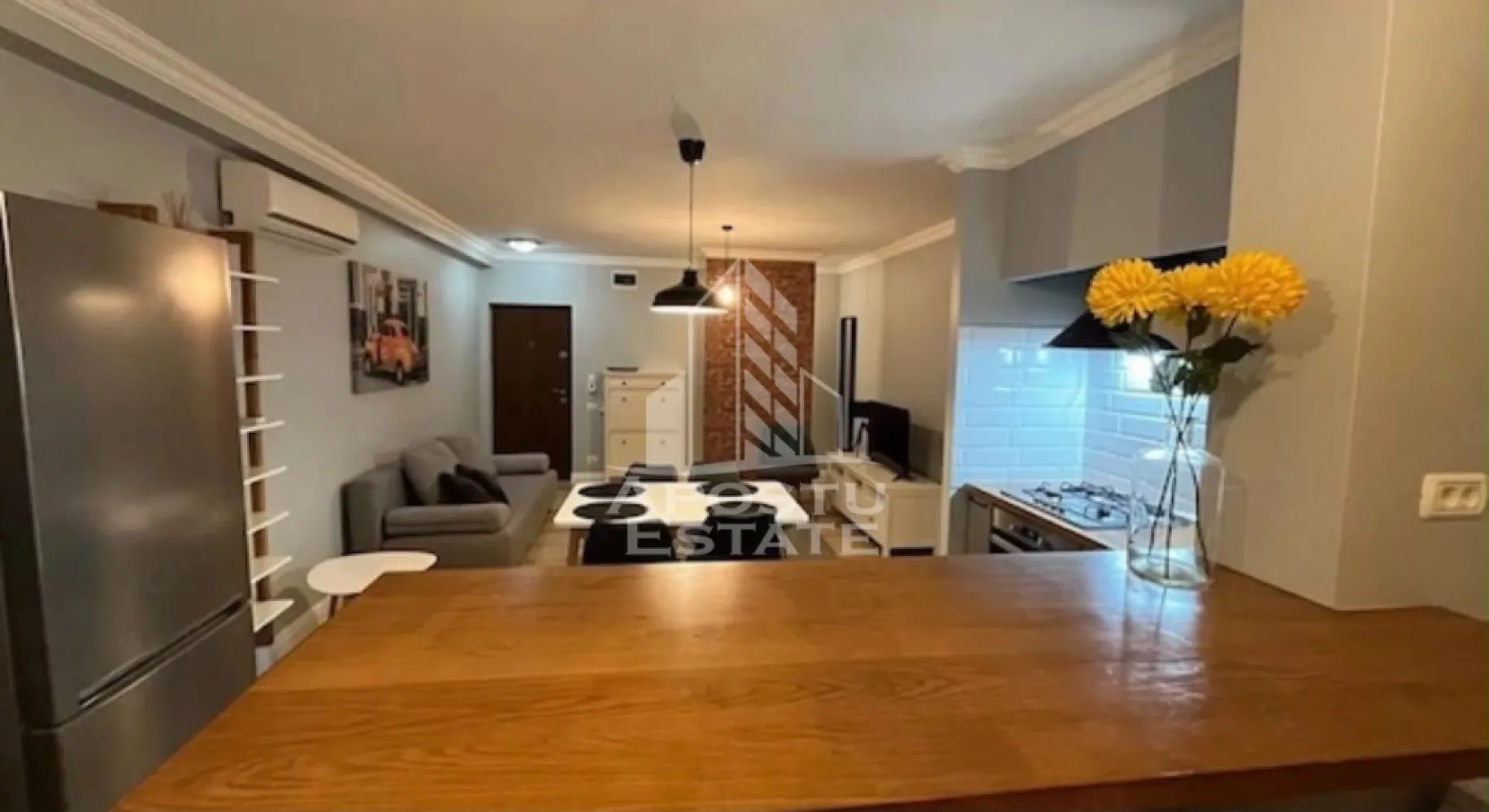 Apartament cu 3 camere de inchiriat , bloc nou , Dumbravita - Agentia imobiliara APOSTU ESTATE va propune spre inchiriere un apartament cu 3 camere, spatios si luminos, situat in Dumbravita , o zona linistita si bine pozitionata din Timis potrivit pentru cupluri,familii, sau studenti care isi doresc o locuinta unde sa se simta confortabil si cu acces facil catre scoli, statii de autobuz, supermarketuri , magazine de zona, parcuri.

Suprafata utila: 65 mp
Compartimentare eficienta:
-Hol de acces generos
-Bucatarie complet mobilata si utilata, cu loc de luat masa
-Living luminos si spatios
-Dormitor mobilat si utilat
-Dormitor secundar mobilat 
-Baie prevazuta cu cada

Confort si facilitati:
-Incalzirea apartamentului: centrala proprie 
-Apartamentul este complet mobilat si utilat
- Loc de parcare 

Localizare:
-Timis, Dumbravita – acces facil spre magazine, supermarketul Lidl, scoli, parcuri si mijloace de transport in comun.

Ideal pentru:
-Familii
-Cupluri
-Studenti

Programeaza o vizionare pentru a-ti putea imagina viitorul aici!
ID intern: CP3215951
