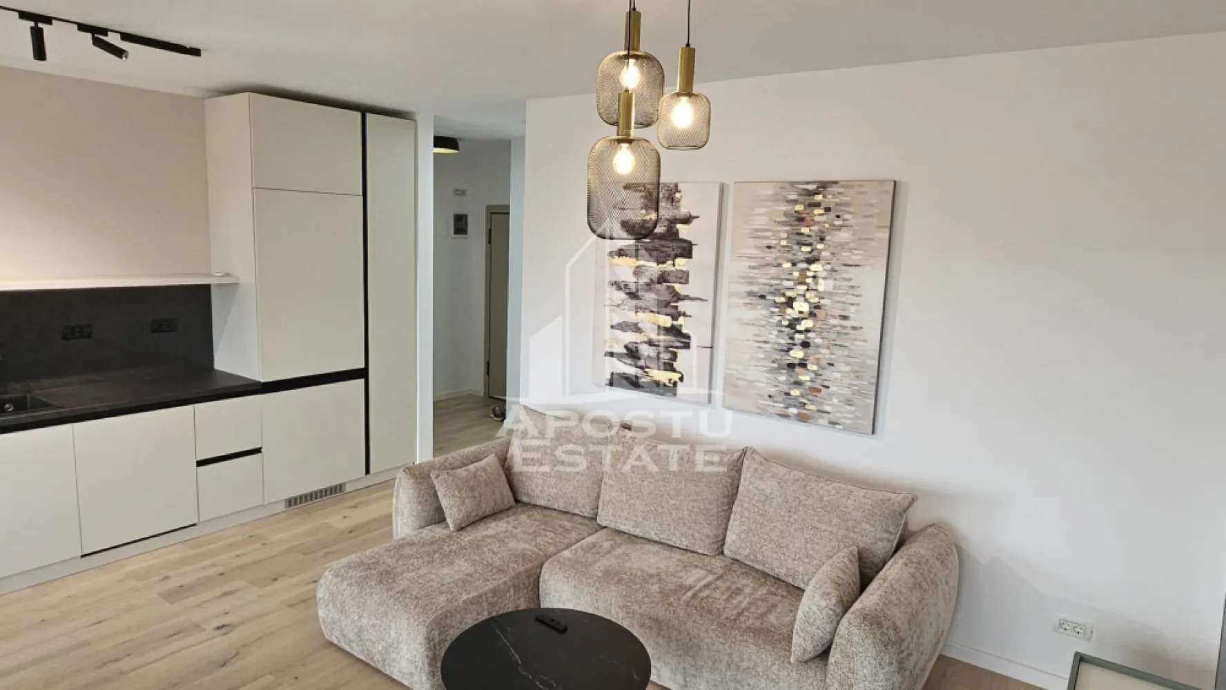 Apartament cu 2 camere de inchiriat, Timisoara zona Circumvalatiunii - Agentia imobiliara APOSTU ESTATE va propune spre inchiriere un apartament cu 2 camere, spatios si luminos, situat in zona Circumvalatiunii, o zona linistita si bine pozitionata din Timisoara, potrivit pentru cupluri,familii, sau studenti care isi doresc o locuinta unde sa se simta confortabil si cu acces facil catre scoli, statii de autobuz, supermarketuri , magazine de zona, parcuri.

Suprafata utila: 55 mp
Compartimentare eficienta:
-Hol de acces generos
-Bucatarie complet mobilata si utilata, cu loc de luat masa
-Living luminos si spatios
-Dormitor mobilat si utilat
-Baie prevazuta cu cada

Confort si facilitati:
-Incalzirea apartamentului: centrala proprie 
-Apartamentul este complet mobilat si utilat
-Apartamentul este mobilat si utilat de catre proprietar
-Apartamentul se afla la prima inchiriere

Localizare:
-Timis,Timisoara, zona Circumvalatiunii – acces facil spre magazine, supermarketul Lidl, scoli, parcuri si mijloace de transport in comun.

Ideal pentru:
-Familii
-Cupluri
-Studenti

Disponibilitate: imediata
Pret chirie lunara: 700 Euro + 70 Euro locul de parcare
Programeaza o vizionare pentru a-ti putea imagina viitorul aici!
ID intern: CP3215363