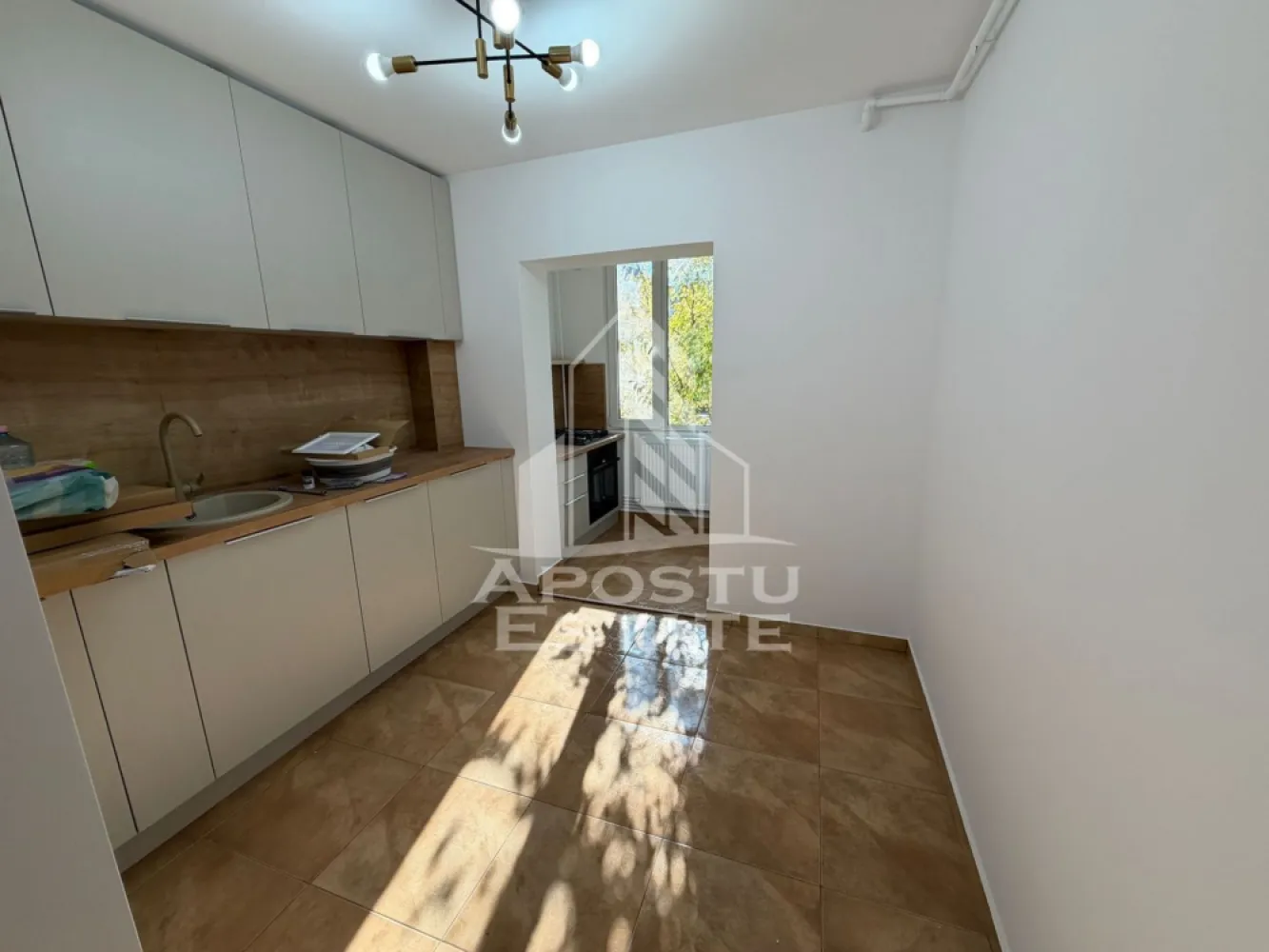Apartament cu 2 camere,Pet Friendly,centrala proprie,Aradului - Agentia imobiliara Apostu Estate va propune spre inchiriere un apartament spatios si elegant, cu 2 camere, situat intr-o zona linistita si bine conectata din Calea Aradului, ideal pentru familii sau persoane care doresc un spatiu generos si confortabil.

Suprafata utila: 54 mp

Compartimentare eficienta:
Hol de acces generos cu spatiu de depozitare
Bucatarie complet mobilata si utilata, cu loc de luat masa
Living luminos si spatios
Dormitor matrimonial mobilat
Baie principala cu cada si geam pentru ventilatie naturala

Confort si facilitati:
Centrala termica proprie pe gaz
Aer conditionat

Apartamentul este complet mobilat si utilat, la prima inchiriere

Localizare: Zona Aradului– liniste, acces facil in oras, in apropiere de magazine, scoli si mijloace de transport in comun.

Ideal pentru:
Familii
Cupluri
Profesionisti care lucreaza remote sau au nevoie de birou acasa

Pret chirie: 500
Programeaza o vizionare!
ID intern: CP2802870