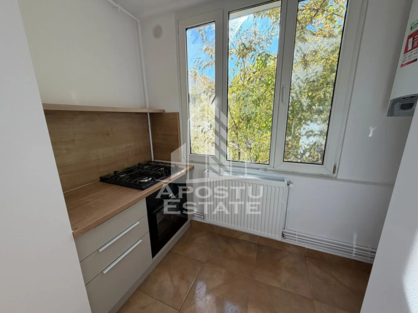 Apartament cu 2 camere,Pet Friendly,centrala proprie,Aradului - Agentia imobiliara Apostu Estate va propune spre inchiriere un apartament spatios si elegant, cu 2 camere, situat intr-o zona linistita si bine conectata din Calea Aradului, ideal pentru familii sau persoane care doresc un spatiu generos si confortabil.

Suprafata utila: 54 mp

Compartimentare eficienta:
Hol de acces generos cu spatiu de depozitare
Bucatarie complet mobilata si utilata, cu loc de luat masa
Living luminos si spatios
Dormitor matrimonial mobilat
Baie principala cu cada si geam pentru ventilatie naturala

Confort si facilitati:
Centrala termica proprie pe gaz
Aer conditionat

Apartamentul este complet mobilat si utilat, la prima inchiriere

Localizare: Zona Aradului– liniste, acces facil in oras, in apropiere de magazine, scoli si mijloace de transport in comun.

Ideal pentru:
Familii
Cupluri
Profesionisti care lucreaza remote sau au nevoie de birou acasa

Pret chirie: 500
Programeaza o vizionare!
ID intern: CP2802870