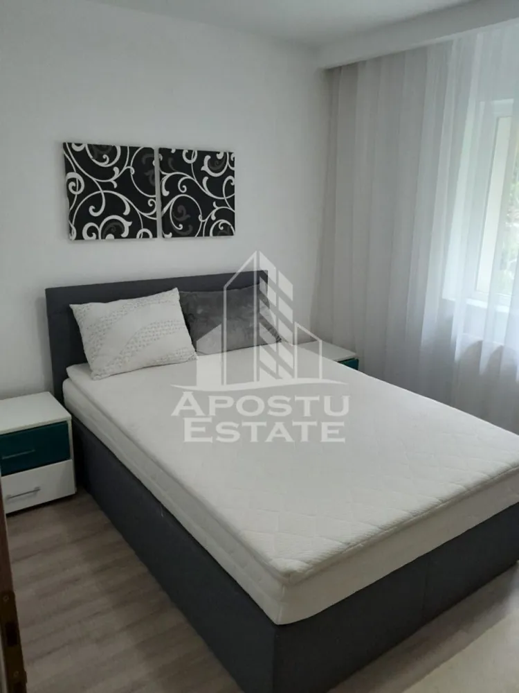 Apartament cu 2 camere de inchiriat , Zona Complex , Timisoara - Agentia imobiliara APOSTU ESTATE va propune spre inchiriere un apartament cu 2 camere, spatios si luminos, situat in zona Complex , o zona linistita si bine pozitionata din Timisoara, potrivit pentru cupluri,familii, sau studenti care isi doresc o locuinta unde sa se simta confortabil si cu acces facil catre scoli, statii de autobuz, supermarketuri , magazine de zona, parcuri.

Suprafata utila: 50 mp
Compartimentare eficienta:
-Hol de acces generos
-Bucatarie complet mobilata si utilata, cu loc de luat masa
-Living luminos si spatios
-Dormitor mobilat si utilat
-Baie prevazuta cu dus 

Confort si facilitati:
-Incalzirea apartamentului: centrala proprie 
-Apartamentul este complet mobilat si utilat 

Localizare:
-Timis,Timisoara, zona Complex – acces facil spre magazine, supermarketul Lidl, scoli, parcuri si mijloace de transport in comun.

Ideal pentru:
-Familii
-Cupluri
-Studenti

Pret chirie lunara: 400 euro
Programeaza o vizionare pentru a-ti putea imagina viitorul aici!
ID intern: CP3215900