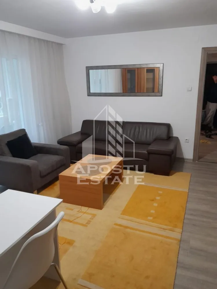 Apartament cu 2 camere de inchiriat , Zona Complex , Timisoara - Agentia imobiliara APOSTU ESTATE va propune spre inchiriere un apartament cu 2 camere, spatios si luminos, situat in zona Complex , o zona linistita si bine pozitionata din Timisoara, potrivit pentru cupluri,familii, sau studenti care isi doresc o locuinta unde sa se simta confortabil si cu acces facil catre scoli, statii de autobuz, supermarketuri , magazine de zona, parcuri.

Suprafata utila: 50 mp
Compartimentare eficienta:
-Hol de acces generos
-Bucatarie complet mobilata si utilata, cu loc de luat masa
-Living luminos si spatios
-Dormitor mobilat si utilat
-Baie prevazuta cu dus 

Confort si facilitati:
-Incalzirea apartamentului: centrala proprie 
-Apartamentul este complet mobilat si utilat 

Localizare:
-Timis,Timisoara, zona Complex – acces facil spre magazine, supermarketul Lidl, scoli, parcuri si mijloace de transport in comun.

Ideal pentru:
-Familii
-Cupluri
-Studenti

Pret chirie lunara: 400 euro
Programeaza o vizionare pentru a-ti putea imagina viitorul aici!
ID intern: CP3215900