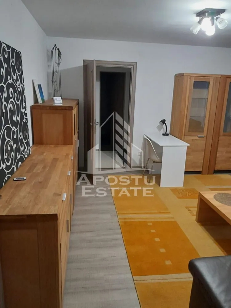 Apartament cu 2 camere de inchiriat , Zona Complex , Timisoara - Agentia imobiliara APOSTU ESTATE va propune spre inchiriere un apartament cu 2 camere, spatios si luminos, situat in zona Complex , o zona linistita si bine pozitionata din Timisoara, potrivit pentru cupluri,familii, sau studenti care isi doresc o locuinta unde sa se simta confortabil si cu acces facil catre scoli, statii de autobuz, supermarketuri , magazine de zona, parcuri.

Suprafata utila: 50 mp
Compartimentare eficienta:
-Hol de acces generos
-Bucatarie complet mobilata si utilata, cu loc de luat masa
-Living luminos si spatios
-Dormitor mobilat si utilat
-Baie prevazuta cu dus 

Confort si facilitati:
-Incalzirea apartamentului: centrala proprie 
-Apartamentul este complet mobilat si utilat 

Localizare:
-Timis,Timisoara, zona Complex – acces facil spre magazine, supermarketul Lidl, scoli, parcuri si mijloace de transport in comun.

Ideal pentru:
-Familii
-Cupluri
-Studenti

Pret chirie lunara: 400 euro
Programeaza o vizionare pentru a-ti putea imagina viitorul aici!
ID intern: CP3215900