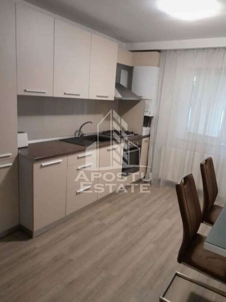 Apartament cu 2 camere de inchiriat , Zona Complex , Timisoara - Agentia imobiliara APOSTU ESTATE va propune spre inchiriere un apartament cu 2 camere, spatios si luminos, situat in zona Complex , o zona linistita si bine pozitionata din Timisoara, potrivit pentru cupluri,familii, sau studenti care isi doresc o locuinta unde sa se simta confortabil si cu acces facil catre scoli, statii de autobuz, supermarketuri , magazine de zona, parcuri.

Suprafata utila: 50 mp
Compartimentare eficienta:
-Hol de acces generos
-Bucatarie complet mobilata si utilata, cu loc de luat masa
-Living luminos si spatios
-Dormitor mobilat si utilat
-Baie prevazuta cu dus 

Confort si facilitati:
-Incalzirea apartamentului: centrala proprie 
-Apartamentul este complet mobilat si utilat 

Localizare:
-Timis,Timisoara, zona Complex – acces facil spre magazine, supermarketul Lidl, scoli, parcuri si mijloace de transport in comun.

Ideal pentru:
-Familii
-Cupluri
-Studenti

Pret chirie lunara: 400 euro
Programeaza o vizionare pentru a-ti putea imagina viitorul aici!
ID intern: CP3215900