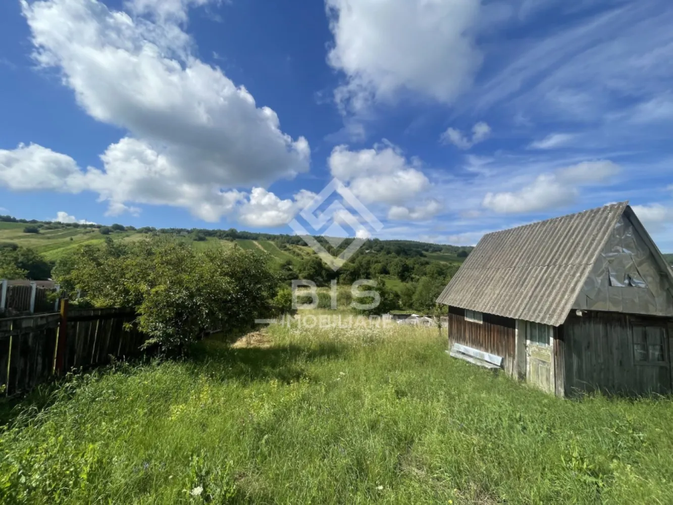Teren Intravilan – 15.5 Ari | Ghinda, Bistrița - Vă prezentăm spre vânzare o parcelă de teren ideală pentru construcția unei case sau a unei rezidențe de vacanță, situată într-o zonă liniștită și în plină dezvoltare, în Ghinda, Bistrița-Năsăud.

Dacă îți dorești să scapi de agitația orașului, dar să rămâi la doar câteva minute distanță de Bistrița, acesta este locul perfect pentru proiectul tău!

📌 Caracteristici principale:
Suprafață: 15.5 ari (1.550 mp)

Locație: Ghinda, jud. Bistrița-Năsăud

Destinație recomandată: Rezidențial (construcție casă / duplex)

Zonă: Liniștită, cu o panoramă deosebită și aer curat
