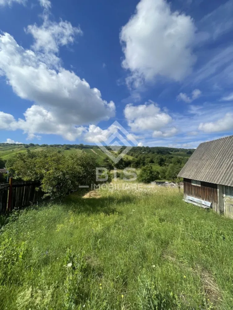Teren Intravilan – 15.5 Ari | Ghinda, Bistrița - Vă prezentăm spre vânzare o parcelă de teren ideală pentru construcția unei case sau a unei rezidențe de vacanță, situată într-o zonă liniștită și în plină dezvoltare, în Ghinda, Bistrița-Năsăud.

Dacă îți dorești să scapi de agitația orașului, dar să rămâi la doar câteva minute distanță de Bistrița, acesta este locul perfect pentru proiectul tău!

📌 Caracteristici principale:
Suprafață: 15.5 ari (1.550 mp)

Locație: Ghinda, jud. Bistrița-Năsăud

Destinație recomandată: Rezidențial (construcție casă / duplex)

Zonă: Liniștită, cu o panoramă deosebită și aer curat