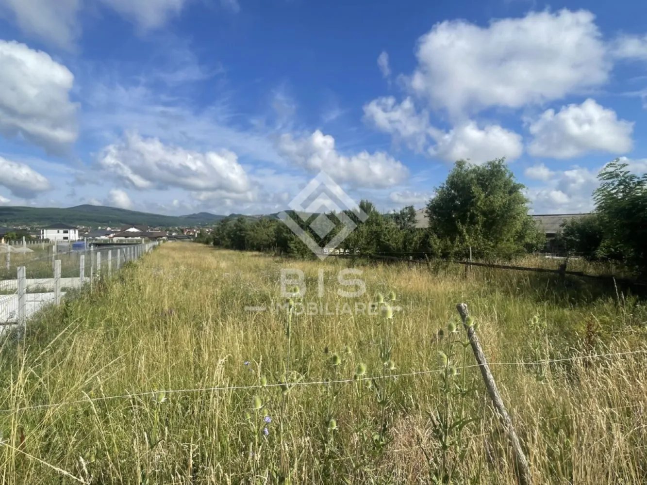 Teren 19.5 Ari, Unirea – Zona Teraplast Arena - Vă prezentăm o oportunitate rară de achiziție pe piața imobiliară din Bistrița! Un teren ideal pentru dezvoltare comercială sau rezidențială, situat într-o zonă cu expansiune rapidă și vizibilitate maximă.
📌 Caracteristici Principale:
Suprafață: 1950 mp , intravilan
Localizare: Unirea, poziționat excelent la strada principală
Punct de reper: Vis-a-vis de Teraplast Arena