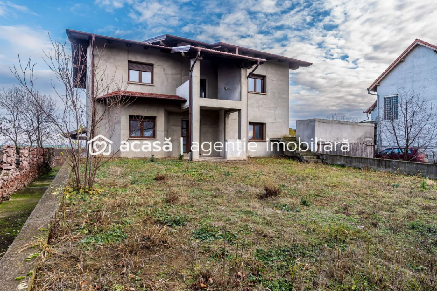 Casă spatioasa, construcție nouă – Zimandu Nou Teren 998 mp Comision 0 - Comision 0% Vă propunem spre vânzare o casă individuală, construcție nouă, situată în Zimandu Nou, ideală pentru cei care își doresc o proprietate solidă, generoasă ca suprafață, pe care să o personalizeze după propriul gust. Proprietatea este edificată pe un teren de 998 mp și dispune de o suprafață utilă de 325 mp, oferind spațiu amplu pentru o familie mare sau pentru multiple zone funcționale. Casa este semifinisată, la gri, atât la interior, cât și la exterior, iar demisolul este finalizat, gata pentru utilizare imediată. Imobilul beneficiază de toate utilitățile: gaz, curent, apă și canalizare. Este dotat cu garaj, terasă, acoperiș din țiglă și rolete electrice, fiind construit cu atenție la detalii și durabilitate. Un avantaj important îl reprezintă valoarea investiției: prețul este sub costul actual de construire, raportat la un cost de aproximativ 265 euro/mp construit, fără a include valoarea terenului – o oportunitate rară pe piață. 🏡 Predare imediată – ideală pentru cei care doresc să finalizeze rapid amenajările și să se mute sau să investească inteligent. 📍 Localizare: Zimandu Nou 📐 Teren: 998 mp 🏠 Suprafață utilă: 325 mp 🔧 Stadiu: semifinisat (la gri) 🚗 Garaj | Terasă | Rolete electrice | Toate utilitățile 📞 Pentru detalii și programarea unei vizionări: Blaga Flavius – 0754467525 Consultant imobiliar acreditat APAIR (Asociația Profesională a Agenților Imobiliari din România) Nu dispui de toată suma? Te ajutăm noi gratuit! Îți obținem oferte de la 16 bănci. Ai o proprietate de vânzare în Arad și vrei să știi cât valorează cu adevărat? Birou: ACASĂ | Agenție imobiliară Arad Adresă: Bulevardul Decebal 2, Arad 310133 }}