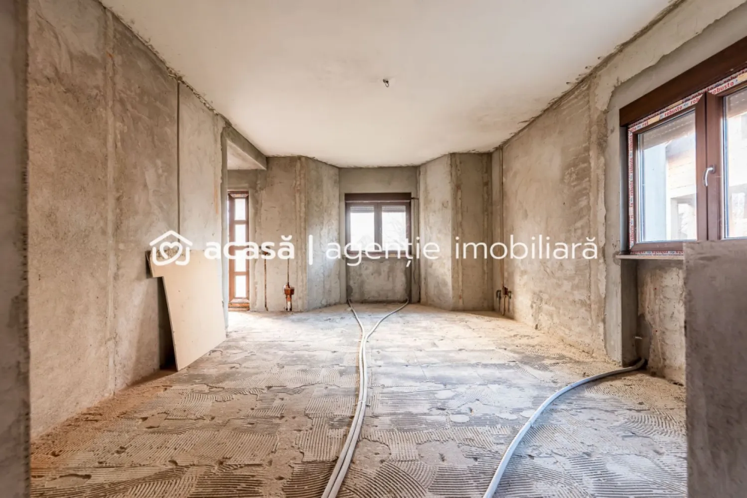 Casă spatioasa, construcție nouă – Zimandu Nou Teren 998 mp Comision 0 - Comision 0% Vă propunem spre vânzare o casă individuală, construcție nouă, situată în Zimandu Nou, ideală pentru cei care își doresc o proprietate solidă, generoasă ca suprafață, pe care să o personalizeze după propriul gust. Proprietatea este edificată pe un teren de 998 mp și dispune de o suprafață utilă de 325 mp, oferind spațiu amplu pentru o familie mare sau pentru multiple zone funcționale. Casa este semifinisată, la gri, atât la interior, cât și la exterior, iar demisolul este finalizat, gata pentru utilizare imediată. Imobilul beneficiază de toate utilitățile: gaz, curent, apă și canalizare. Este dotat cu garaj, terasă, acoperiș din țiglă și rolete electrice, fiind construit cu atenție la detalii și durabilitate. Un avantaj important îl reprezintă valoarea investiției: prețul este sub costul actual de construire, raportat la un cost de aproximativ 265 euro/mp construit, fără a include valoarea terenului – o oportunitate rară pe piață. 🏡 Predare imediată – ideală pentru cei care doresc să finalizeze rapid amenajările și să se mute sau să investească inteligent. 📍 Localizare: Zimandu Nou 📐 Teren: 998 mp 🏠 Suprafață utilă: 325 mp 🔧 Stadiu: semifinisat (la gri) 🚗 Garaj | Terasă | Rolete electrice | Toate utilitățile 📞 Pentru detalii și programarea unei vizionări: Blaga Flavius – 0754467525 Consultant imobiliar acreditat APAIR (Asociația Profesională a Agenților Imobiliari din România) Nu dispui de toată suma? Te ajutăm noi gratuit! Îți obținem oferte de la 16 bănci. Ai o proprietate de vânzare în Arad și vrei să știi cât valorează cu adevărat? Birou: ACASĂ | Agenție imobiliară Arad Adresă: Bulevardul Decebal 2, Arad 310133 }}