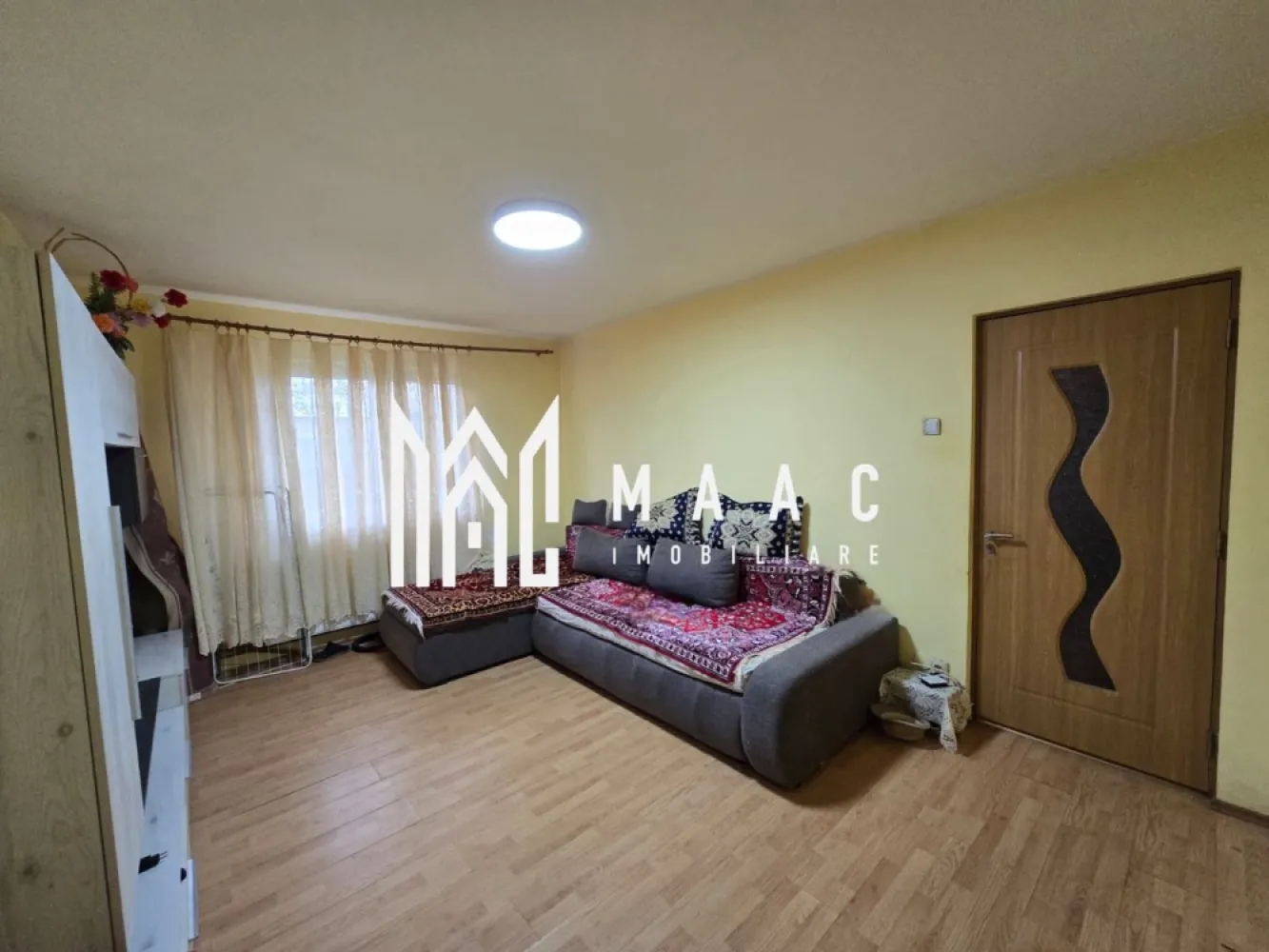 Apartament | 2 Camere | Semidecomandat | 41 MPU | Parter - MAAC Imobiliare vă propune spre vânzare un apartament ideal pentru locuit sau investiție, situat într-o zonă e de accesibilă și apreciată. Apartamentul se află într-o zonă foarte bine conectată, în imediata apropiere a grădinițelor și școlilor, supermarketurilor și alte puncte de interes, mijloace de transport în comun. Această poziționare oferă confort, acces rapid la facilități și un stil de viață practic, ideal pentru familii, persoane în vârstă sau investiție în chirie. Caracteristici generale ale apartamentului: Situat la parter înalt, ușor accesibil pentru toate categoriile de vârstă. Compartimentare avantajoasă, care oferă confort și funcționalitate Mobilat și utilat complet, gata pentru mutare imediată Dispune de pivniță, utilă pentru depozitare suplimentară. Puncte forte: Zonă liniștită și sigură; locuință luminoasă și bine întreținută. Pentru mai multe detalii si programarea unei vizualizari, va invitam sa contactati Maac imobiliare specificand: CP2819124 }}