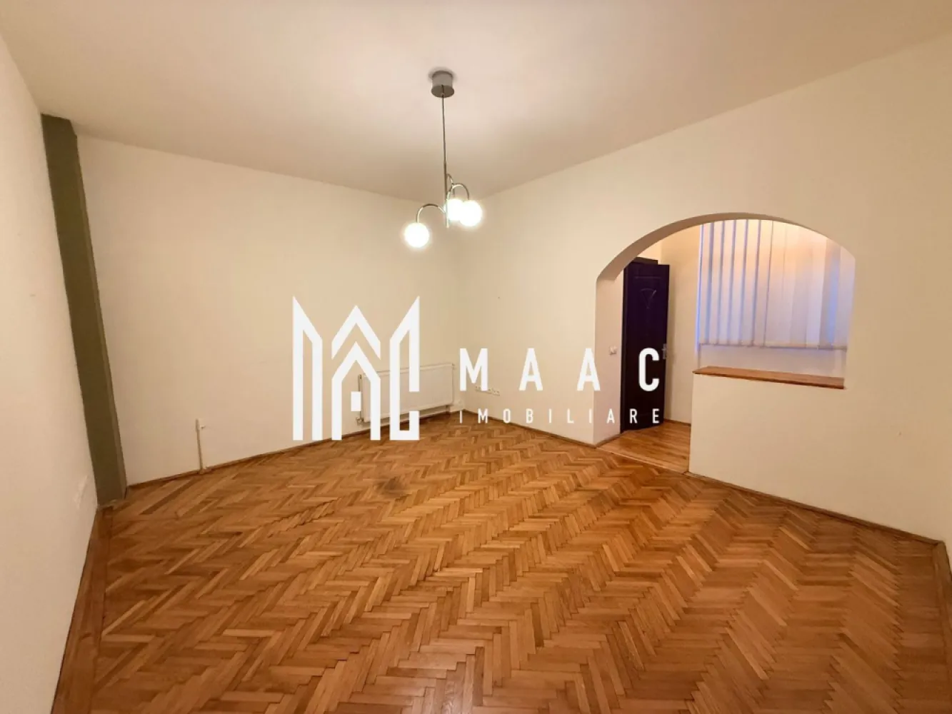 Spațiu Comercial | Parter | 50 MP | Central - MAAC Imobiliare propune spre închiriere un spațiu versatil, situat la parter, ideal pentru birouri sau activități comerciale, amplasat în zona centrală, cu acces facil și vizibilitate foarte bună. Caracteristici parter: Suprafață utilă: 50 mp Compartimentare: 2 camere + baie Potrivit pentru: birouri, salon, agenție, brokeraj, atelier de tâmplărie, activități de contabilitate, studio foto-video, sală de cursuri sau alte activități comerciale. Avantaje suplimentare: Curte comună cu zonă de așteptare – perfectă pentru clienți și colaboratori. Utilizare flexibilă: – Parterul poate funcționa ca spațiu comercial. Un spațiu complet și adaptabil, perfect pentru afaceri care au nevoie de funcționalitate, poziționare excelentă și costuri optimizate. Pentru mai multe detalii sau pentru a programa o vizionare, te rugăm să ne contactezi, specificând ID: CP2819028 }}