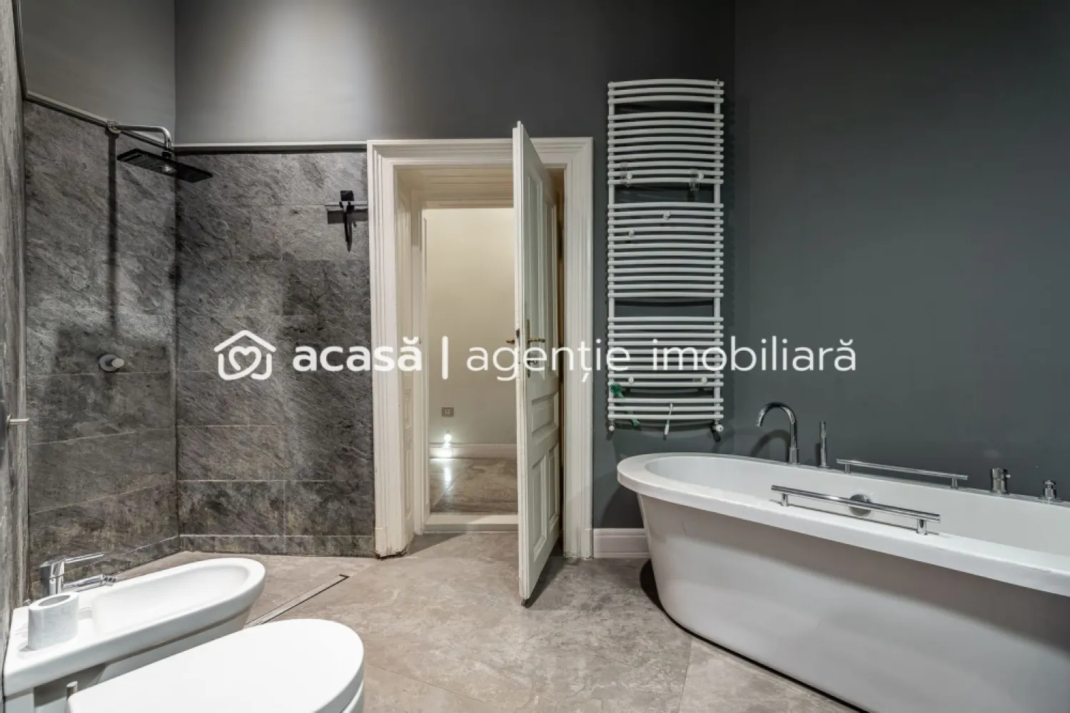 Apartament spatios cu 3 camere de LUX pe Metianu Comision 0 - Comision 0% Descoperă eleganța și rafinamentul într-un apartament spectaculos, situat la etajul 1, cu o compartimentare inteligentă și finisaje premium. 🏡 Detalii care fac diferența: ✔️ 3 camere spațioase, luminoase și moderne ✔️ 2 băi ✔️ Centrală proprie pe gaz – confort și eficiență energetică ✔️ Terasă generoasă, ideală pentru relaxare sau seri elegante ✔️ Suprafață utilă: 145 mp – un spațiu rar întâlnit în oraș 📍 Localizare excelentă pe strada Metianu, într-o zonă liniștită și accesibilă, aproape de principalele puncte de interes. Un apartament de lux, creat pentru cei care apreciază calitatea și confortul absolut. 📞 Pentru detalii și programarea unei vizionări: Blaga Flavius – 0754467525 Consultant imobiliar acreditat APAIR (Asociația Profesională a Agenților Imobiliari din România) Nu dispui de toată suma? Te ajutăm noi gratuit! Îți obținem oferte de la 16 bănci. Ai o proprietate de vânzare în Arad și vrei să știi cât valorează cu adevărat? Birou: ACASĂ | Agenție imobiliară Arad Adresă: Bulevardul Decebal 2, Arad 310133 }}