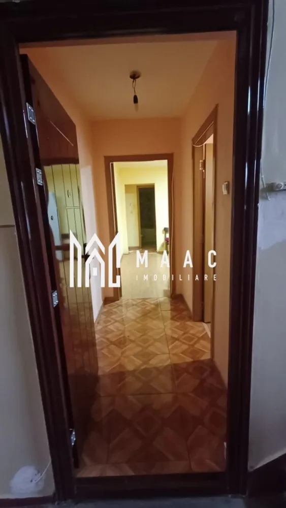 Apartament | 2 Camere | Semidecomandat | 41 MPU | Parter - MAAC Imobiliare vă propune spre vânzare un apartament ideal pentru locuit sau investiție, situat într-o zonă e de accesibilă și apreciată. Apartamentul se află într-o zonă foarte bine conectată, în imediata apropiere a grădinițelor și școlilor, supermarketurilor și alte puncte de interes, mijloace de transport în comun. Această poziționare oferă confort, acces rapid la facilități și un stil de viață practic, ideal pentru familii, persoane în vârstă sau investiție în chirie. Caracteristici generale ale apartamentului: Situat la parter înalt, ușor accesibil pentru toate categoriile de vârstă. Compartimentare avantajoasă, care oferă confort și funcționalitate Mobilat și utilat complet, gata pentru mutare imediată Dispune de pivniță, utilă pentru depozitare suplimentară. Puncte forte: Zonă liniștită și sigură; locuință luminoasă și bine întreținută. Pentru mai multe detalii si programarea unei vizualizari, va invitam sa contactati Maac imobiliare specificand: CP2819124 }}