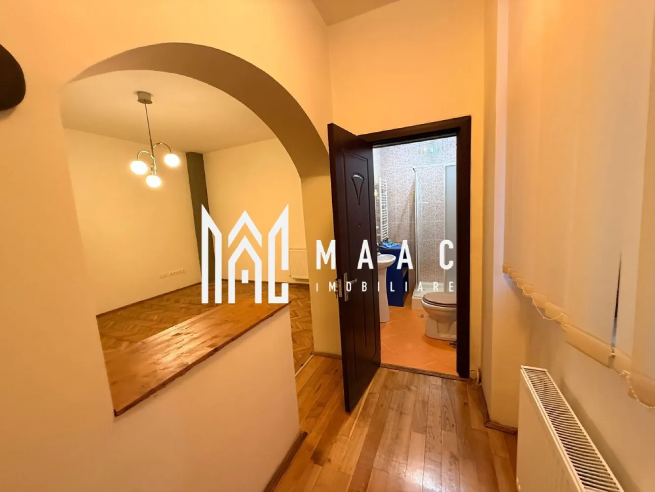 Spațiu Comercial | Parter | 50 MP | Central - MAAC Imobiliare propune spre închiriere un spațiu versatil, situat la parter, ideal pentru birouri sau activități comerciale, amplasat în zona centrală, cu acces facil și vizibilitate foarte bună. Caracteristici parter: Suprafață utilă: 50 mp Compartimentare: 2 camere + baie Potrivit pentru: birouri, salon, agenție, brokeraj, atelier de tâmplărie, activități de contabilitate, studio foto-video, sală de cursuri sau alte activități comerciale. Avantaje suplimentare: Curte comună cu zonă de așteptare – perfectă pentru clienți și colaboratori. Utilizare flexibilă: – Parterul poate funcționa ca spațiu comercial. Un spațiu complet și adaptabil, perfect pentru afaceri care au nevoie de funcționalitate, poziționare excelentă și costuri optimizate. Pentru mai multe detalii sau pentru a programa o vizionare, te rugăm să ne contactezi, specificând ID: CP2819028 }}