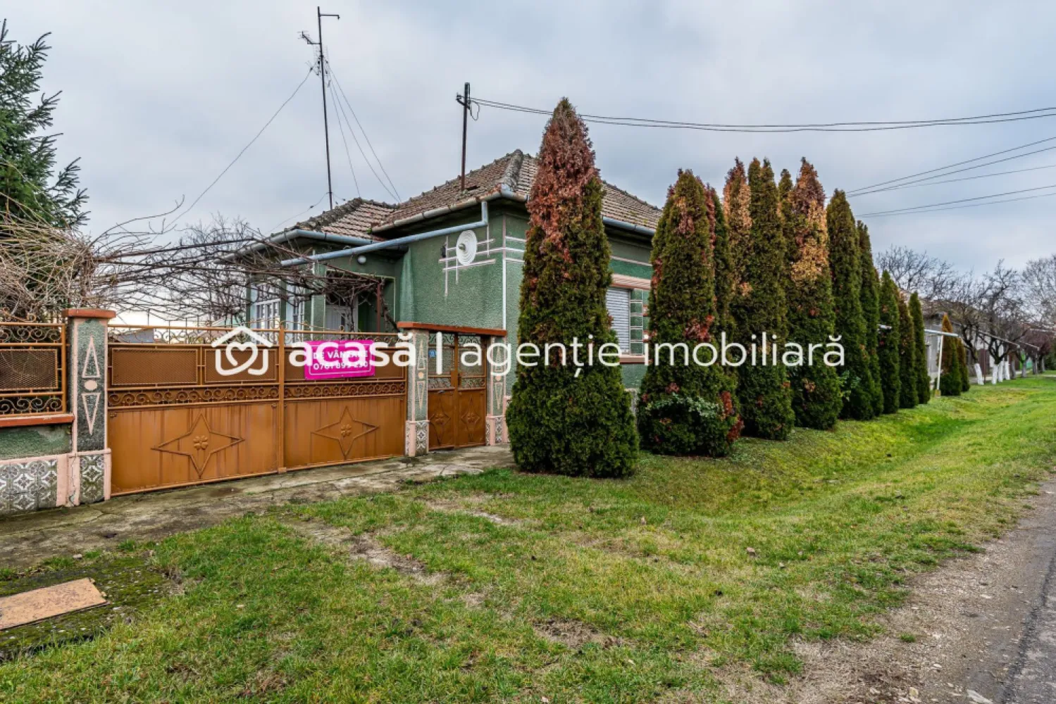 Casă + livadă tânără + curte 2.500 mp în Dorobanți - Dorobanți e genul de loc pe care îl alegi când vrei liniște, spațiu și acel stil de viață „așezat”, în care ziua începe cu aer curat și se termină cu un ceai în curte. Iar proprietatea asta îți dă exact libertatea pe care o cauți: 2.500 mp de teren, organizat, cu livadă tânără și anexe care chiar îți sunt utile. Interior (practic și luminos): 2 camere mari la stradă + o cameră suplimentară; hol luminos; baie cu cadă; toaletă separată cu geam; cămară, pivniță, acces în pod; încălzire pe lemne; apă la rețea; proiect aprobat pentru fosă nouă (fără costuri pentru viitorul proprietar). Exterior (aici începe povestea frumoasă): acces auto; curte cu vie și flori; filigorie (locul perfect pentru seri lungi); bucătărie de vară; cameră de lemne; garaj metalic + anexe utile; jumătate din teren: livadă tânără – pentru producție reală, nu doar decor. Mai ai și un avantaj rar: 2 fronturi stradale, deci poți gândi extindere, compartimentare sau acces separat fără bătăi de cap. Imaginează-ți cum ar fi să ai loc pentru grădină, hobby-uri, poate câteva animale… sau pur și simplu liniște, cu tot ce îți trebuie în curtea ta. 📞 Pentru detalii și programarea unei vizionări sună‑mă acum, sunt Mihai Molnar și am numărul de telefon: 0761 899 230 💳 Nu dispui de toată suma? Te ajutăm gratuit cu finanțarea: îți obținem oferte de la 16 bănci, astfel încât să alegi varianta cea mai avantajoasă. 🏠 Ai o proprietate de vânzare în Arad și vrei să știi cât valorează cu adevărat? Sună‑mă pentru o evaluare gratuită, fără obligații. 🏢 ACASĂ | Agenție imobiliară Arad Bulevardul Decebal 2, Arad 310133 }}