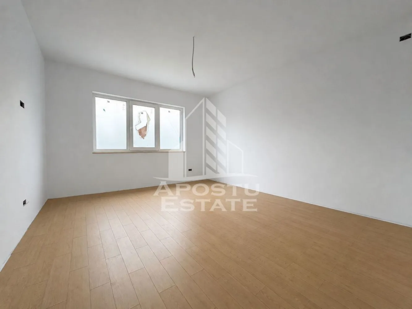 Casa individuala de vanzare situata in Utvin - Agentia imobiliara APOSTU ESTATE va propune spre vanzare o casa individuala pe parter cu 4 camere, 3 dormitoare, 2 bai, terasa.
 Aceasta casa primitoare are o suprafata utila de 105 mp, amplasată pe un teren de 400 mp, situata într-o zona liniştita, cu toate utilitaţile disponibile.
 Compartimentare:
 Living generos;
Bucatarie inchisa 
 3 Dormitoare;
 2 Bai;
 Terasa; 
 Confortul termic este realizat prin intermediul centralei proprii, incalzire prin pardoseala.
 Casa este complet racordată la toate utilitaţile (apa, gaz, curent, canalizare) şi ofera un spaţiu confortabil, potrivit pentru o familie.
 Termen de predare iunie 2026
 Agentia imobiliara Apostu Estate va ofera consultanta bancara gratuita prin intermediul colaboratorilor nostri pentru alegerea celui mai potrivit tip de credit, astfel incat tu sa devi noul proprietar al acestui apartament.
 Va asteptam cu drag la o vizionare!
 ID intern: CP3215302