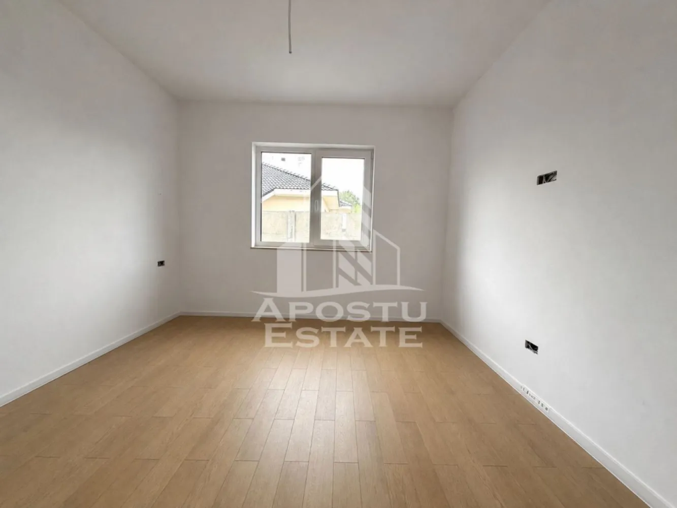 Casa individuala de vanzare situata in Utvin - Agentia imobiliara APOSTU ESTATE va propune spre vanzare o casa individuala pe parter cu 4 camere, 3 dormitoare, 2 bai, terasa.
 Aceasta casa primitoare are o suprafata utila de 105 mp, amplasată pe un teren de 400 mp, situata într-o zona liniştita, cu toate utilitaţile disponibile.
 Compartimentare:
 Living generos;
Bucatarie inchisa 
 3 Dormitoare;
 2 Bai;
 Terasa; 
 Confortul termic este realizat prin intermediul centralei proprii, incalzire prin pardoseala.
 Casa este complet racordată la toate utilitaţile (apa, gaz, curent, canalizare) şi ofera un spaţiu confortabil, potrivit pentru o familie.
 Termen de predare iunie 2026
 Agentia imobiliara Apostu Estate va ofera consultanta bancara gratuita prin intermediul colaboratorilor nostri pentru alegerea celui mai potrivit tip de credit, astfel incat tu sa devi noul proprietar al acestui apartament.
 Va asteptam cu drag la o vizionare!
 ID intern: CP3215302