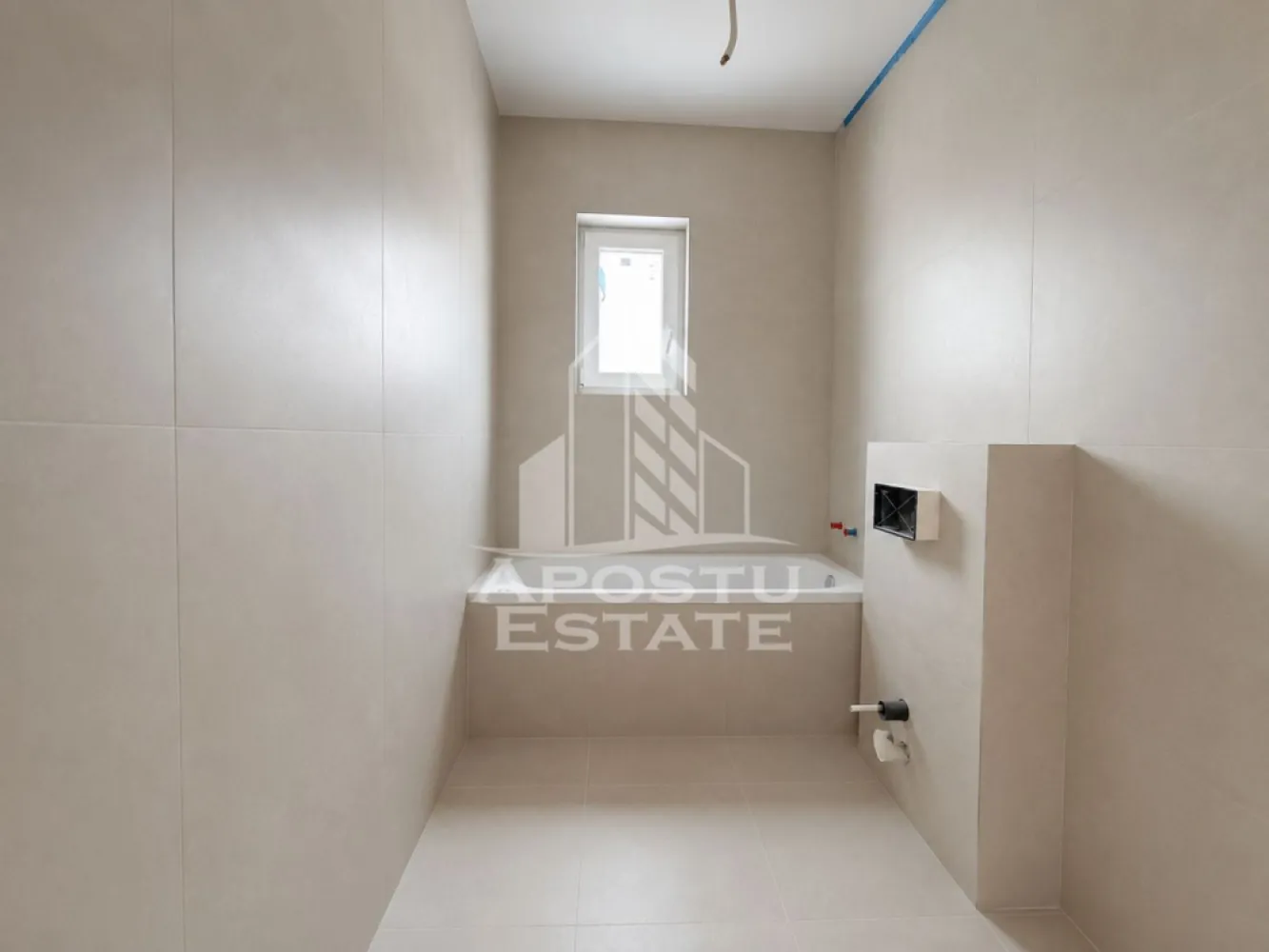 Casa individuala de vanzare situata in Utvin - Agentia imobiliara APOSTU ESTATE va propune spre vanzare o casa individuala pe parter cu 4 camere, 3 dormitoare, 2 bai, terasa.
 Aceasta casa primitoare are o suprafata utila de 105 mp, amplasată pe un teren de 400 mp, situata într-o zona liniştita, cu toate utilitaţile disponibile.
 Compartimentare:
 Living generos;
Bucatarie inchisa 
 3 Dormitoare;
 2 Bai;
 Terasa; 
 Confortul termic este realizat prin intermediul centralei proprii, incalzire prin pardoseala.
 Casa este complet racordată la toate utilitaţile (apa, gaz, curent, canalizare) şi ofera un spaţiu confortabil, potrivit pentru o familie.
 Termen de predare iunie 2026
 Agentia imobiliara Apostu Estate va ofera consultanta bancara gratuita prin intermediul colaboratorilor nostri pentru alegerea celui mai potrivit tip de credit, astfel incat tu sa devi noul proprietar al acestui apartament.
 Va asteptam cu drag la o vizionare!
 ID intern: CP3215302