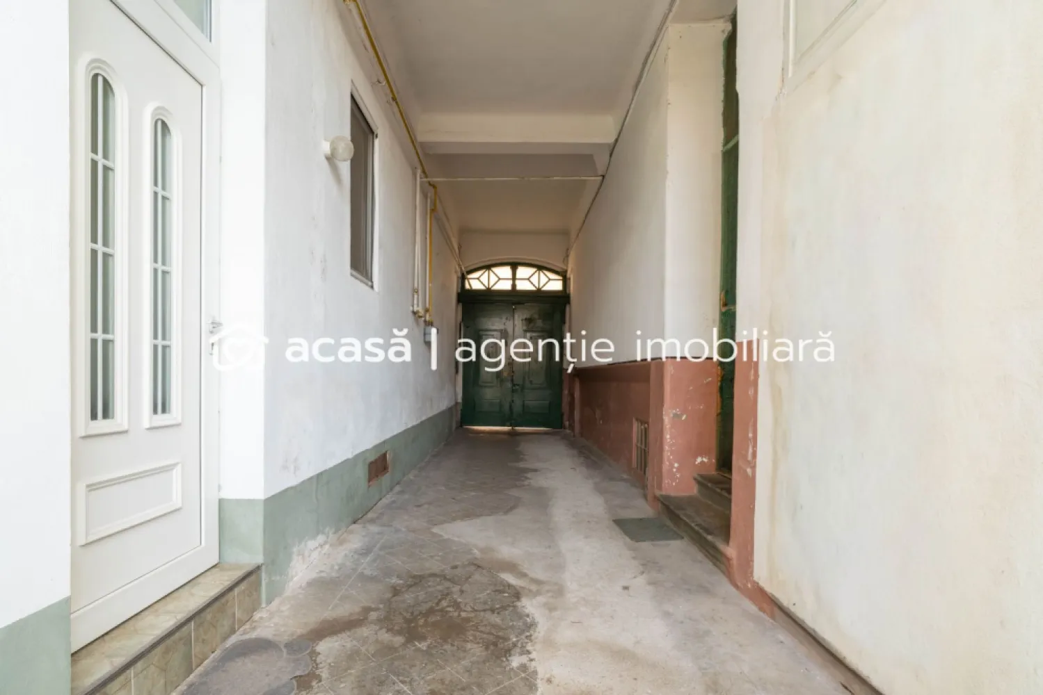 Apartament central la casă, spațios, ideal pentru familie numeroasă. - Vă oferim un apartament care să ofere spațiu real, intimitate și posibilitatea de a-l amenaja exact așa cum îți dorești? Arad, strada Emanoil Gojdu, zona Pieței Catedralei Această proprietate este gândită pentru familii care vor mai mult decât un apartament standard. Apartamentul dispune de 4 camere bine proporționate, dintre care 2 dormitoare, fiecare cu anticameră proprie, oferind funcționalitate și confort pentru întreaga familie. Bucătăria este spațioasă și are ieșire directă către o terasă cu grădină mică, un avantaj rar, perfect pentru relaxare, joacă sau mese în aer liber. ✔ spațiu amplu, rar întâlnit în apartamente (suprafața interioară de 122 mp utili) ✔ compartimentare practică, ideală pentru familii cu copii ✔ acces la grădină proprie ✔ posibilitate de amenajare după propriul gust ✔ zonă accesibilă, cu vecini de calitate ✔ calorifere cu centrală proprie pe gaz ✔ ferestre PVC Este genul de locuință care îți permite să creezi „acasă”, nu doar să te muți. 📞 Pentru detalii complete și programarea unei vizionări, contactează-mă: Andrei Caracioni – consultant imobiliar Acasa Arad 📱 0757 662 907 Nu dispui de toată suma? Te ajutăm noi gratuit! Îți obținem oferte de la 16 bănci. Birou: ACASĂ | Agenție imobiliară Arad Bulevardul Decebal 2, Arad 310133 Cod proprietate: CP2796533 }}