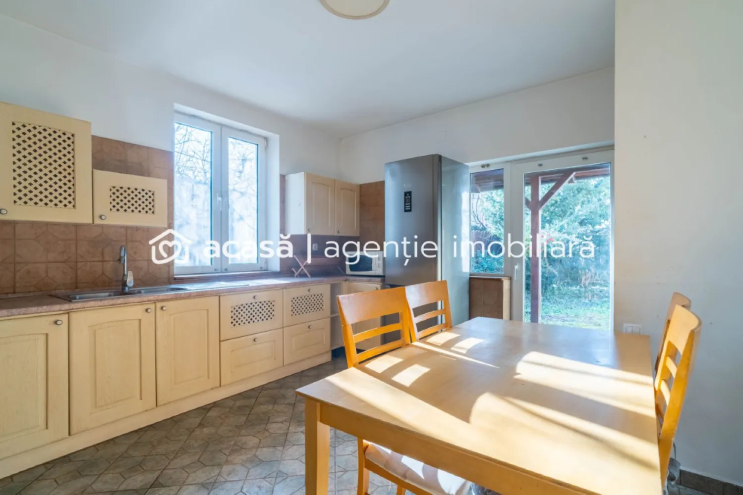 Apartament central la casă, spațios, ideal pentru familie numeroasă. - Vă oferim un apartament care să ofere spațiu real, intimitate și posibilitatea de a-l amenaja exact așa cum îți dorești? Arad, strada Emanoil Gojdu, zona Pieței Catedralei Această proprietate este gândită pentru familii care vor mai mult decât un apartament standard. Apartamentul dispune de 4 camere bine proporționate, dintre care 2 dormitoare, fiecare cu anticameră proprie, oferind funcționalitate și confort pentru întreaga familie. Bucătăria este spațioasă și are ieșire directă către o terasă cu grădină mică, un avantaj rar, perfect pentru relaxare, joacă sau mese în aer liber. ✔ spațiu amplu, rar întâlnit în apartamente (suprafața interioară de 122 mp utili) ✔ compartimentare practică, ideală pentru familii cu copii ✔ acces la grădină proprie ✔ posibilitate de amenajare după propriul gust ✔ zonă accesibilă, cu vecini de calitate ✔ calorifere cu centrală proprie pe gaz ✔ ferestre PVC Este genul de locuință care îți permite să creezi „acasă”, nu doar să te muți. 📞 Pentru detalii complete și programarea unei vizionări, contactează-mă: Andrei Caracioni – consultant imobiliar Acasa Arad 📱 0757 662 907 Nu dispui de toată suma? Te ajutăm noi gratuit! Îți obținem oferte de la 16 bănci. Birou: ACASĂ | Agenție imobiliară Arad Bulevardul Decebal 2, Arad 310133 Cod proprietate: CP2796533 }}