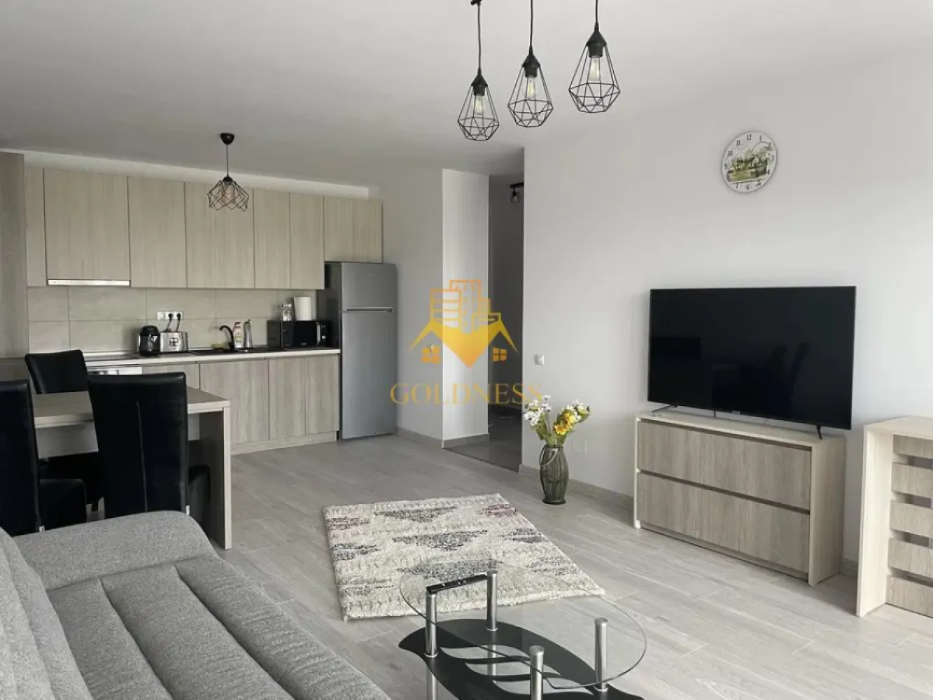 2 camere, bloc nou, garaj, Gheorgheni,Soporului zona Iulius Mall,FSEGA - GOLDNESS Imobiliare vă propune spre închiriere un apartament cu 2 camere complet mobilat și utilat, la etajul 6 într-un imobil de 7 etaje, în Cartierul Gheorgheni.
Dispune de loc de parcare subterana!
Se află în apropierea stațiilor de transport în comun, magazine, restaurante, spații verzi, farmacii, etc. 

Apartamentul este compartimentat astfel:
 - dormitor cu pat matrimonial, dressing, noptiere
 - living cu bucatarie open space complet utilată și mobilată, canapea extensibilă, loc de servit masa 
 - baie cu cada, calorifer port prosop și dulap pentru depozitare.
 - terasa de 10 mp.

Imobilul este dotat cu toate cele necesare- centrală proprie, frigider, aragaz, hotă, mașină de spălat haine, etc. 

Dacă sunteți interesați de acest apartament și doriți să îl vizionați, dar și pentru alte oferte nu ezitați să ne contactați telefonic sau prin e-mail. Vă stăm la dispoziție!
Pentru intermediere se percepe un comision de 50% din prețul chiriei!