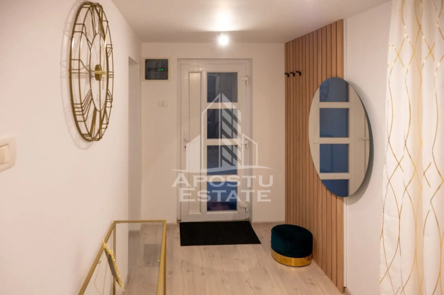 Apartament 2 camere, centrala proprie, petfriendly, zona Fratelia - APOSTU ESTATE va propune spre inchiriere un apartament cu 2 camere la curte comuna, situat intr-o zona linistita si bine conectata la principalele puncte de interes din Timisoara – zona Fratelia.

Apartamentul are o suprafata utila de 70 mp si este compartimentat eficient, oferind un spatiu ideal pentru un stil de viata practic si confortabil. Se inchiriaza complet mobilat si utilat.

Compartimentare:

Living luminos open space cu bucataria mobilata

Dormitor spatios si primitor

Bucatarie complet echipata cu loc de luat masa

Baie dotata cu toate cele necesare

Localizarea in zona Fratelia-Girocului. ofera numeroase avantaje: acces rapid la mijloace de transport in comun, supermarketuri, farmacii, scoli si alte facilitati urbane. In acelasi timp, zona este linistita si sigura, perfecta pentru un trai relaxat.

Apartamentul este potrivit persoanelor fumatoare, cuplurilor, studentilor si familiilor, dar si persoanelor cu un catel sau o pisica.

Chiria lunara este de 450 EUR, iar garantia solicitata este de 450 EUR.

Apartamentul este disponibil din 1 august.
Daca esti in cautarea unui apartament functional si bine amplasat in Timisoara, te invitam cu drag la o vizionare!

ID intern: CP2802483