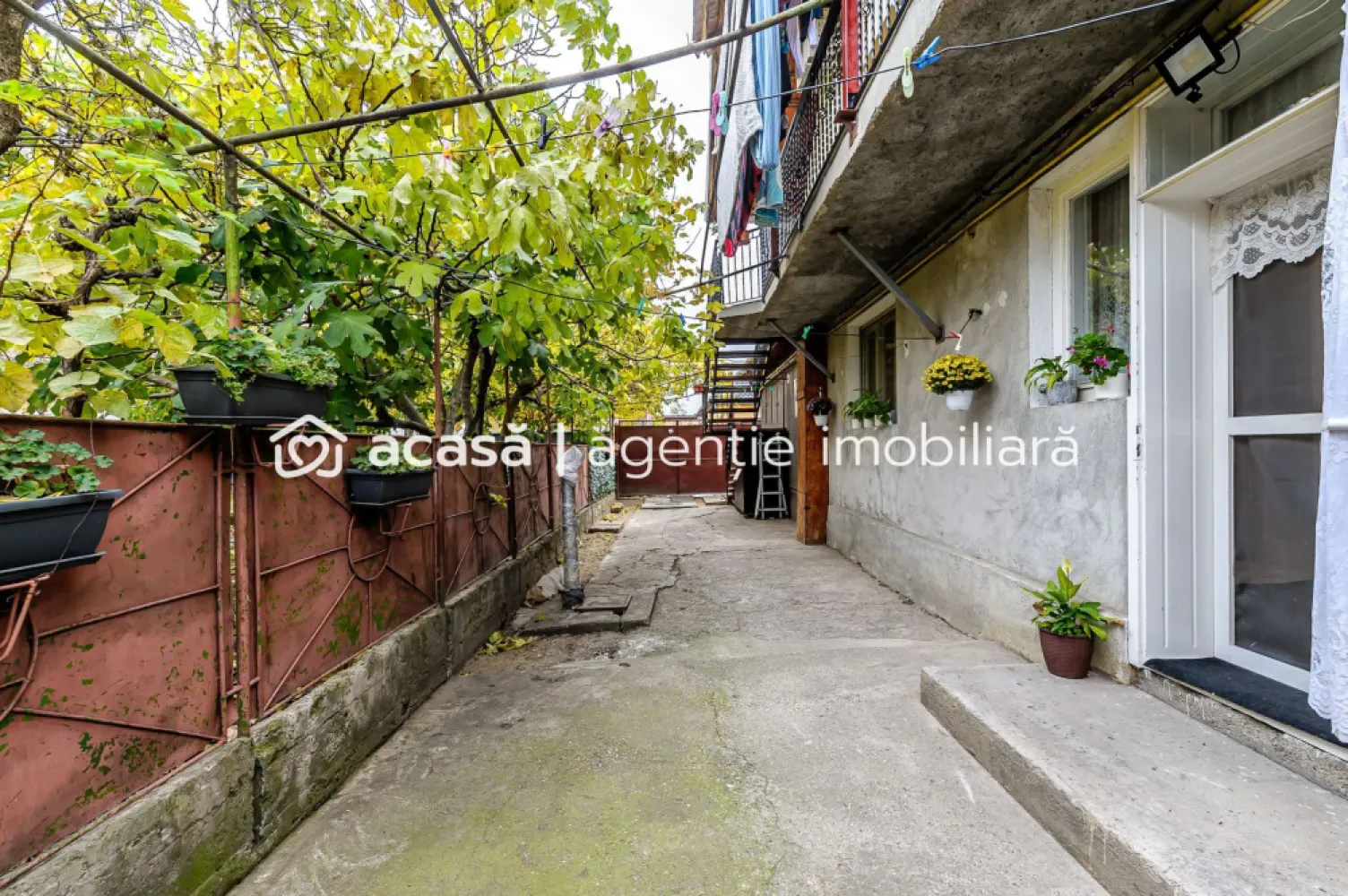 Locuință pentru familie mare apartament la casă, cu teren, Bujac. - Cauți o locuință spațioasă pentru familia ta, dar bugetul nu îți permite o casă individuală? Acest apartament de 6 camere situat într-o casă în Bujac, strada Progresului, îți oferă exact echilibrul perfect între confortul unei case și prețul unui apartament. Proprietatea beneficiază de 363 mp de teren din totalul de 508 mp, suficient pentru a crea o zonă de relaxare, loc de joacă pentru copii sau chiar o mică grădină de familie. Atmosfera este una liniștită, ideală pentru o familie mare. În curte există un singur vecin (apartamentul de la mansardă, complet separat), iar spațiul tău îți oferă intimitate, libertate și posibilitatea de amenajare după bunul plac. Apartamentul este racordat la gaze naturale, cu încălzire prin sobe de teracotă, iar anexele din spate pot fi transformate într-un spațiu util sau recreativ. Prețul este mai mult decât corect, doar 675 €/mp util, la care se adaugă terenul! 📞 Contact: Andrei Caracioni Telefon 0757 662 907 Programează o vizionare și descoperă cum poți oferi familiei tale o casă adevărată, fără a depăși bugetul! Cod proprietate: CP2773005 }}