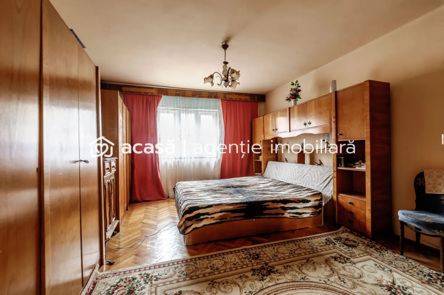 Locuință pentru familie mare apartament la casă, cu teren, Bujac. - Cauți o locuință spațioasă pentru familia ta, dar bugetul nu îți permite o casă individuală? Acest apartament de 6 camere situat într-o casă în Bujac, strada Progresului, îți oferă exact echilibrul perfect între confortul unei case și prețul unui apartament. Proprietatea beneficiază de 363 mp de teren din totalul de 508 mp, suficient pentru a crea o zonă de relaxare, loc de joacă pentru copii sau chiar o mică grădină de familie. Atmosfera este una liniștită, ideală pentru o familie mare. În curte există un singur vecin (apartamentul de la mansardă, complet separat), iar spațiul tău îți oferă intimitate, libertate și posibilitatea de amenajare după bunul plac. Apartamentul este racordat la gaze naturale, cu încălzire prin sobe de teracotă, iar anexele din spate pot fi transformate într-un spațiu util sau recreativ. Prețul este mai mult decât corect, doar 675 €/mp util, la care se adaugă terenul! 📞 Contact: Andrei Caracioni Telefon 0757 662 907 Programează o vizionare și descoperă cum poți oferi familiei tale o casă adevărată, fără a depăși bugetul! Cod proprietate: CP2773005 }}