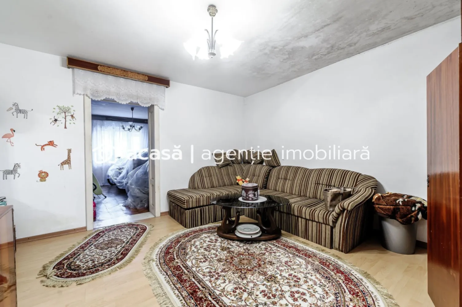 Locuință pentru familie mare apartament la casă, cu teren, Bujac. - Cauți o locuință spațioasă pentru familia ta, dar bugetul nu îți permite o casă individuală? Acest apartament de 6 camere situat într-o casă în Bujac, strada Progresului, îți oferă exact echilibrul perfect între confortul unei case și prețul unui apartament. Proprietatea beneficiază de 363 mp de teren din totalul de 508 mp, suficient pentru a crea o zonă de relaxare, loc de joacă pentru copii sau chiar o mică grădină de familie. Atmosfera este una liniștită, ideală pentru o familie mare. În curte există un singur vecin (apartamentul de la mansardă, complet separat), iar spațiul tău îți oferă intimitate, libertate și posibilitatea de amenajare după bunul plac. Apartamentul este racordat la gaze naturale, cu încălzire prin sobe de teracotă, iar anexele din spate pot fi transformate într-un spațiu util sau recreativ. Prețul este mai mult decât corect, doar 675 €/mp util, la care se adaugă terenul! 📞 Contact: Andrei Caracioni Telefon 0757 662 907 Programează o vizionare și descoperă cum poți oferi familiei tale o casă adevărată, fără a depăși bugetul! Cod proprietate: CP2773005 }}