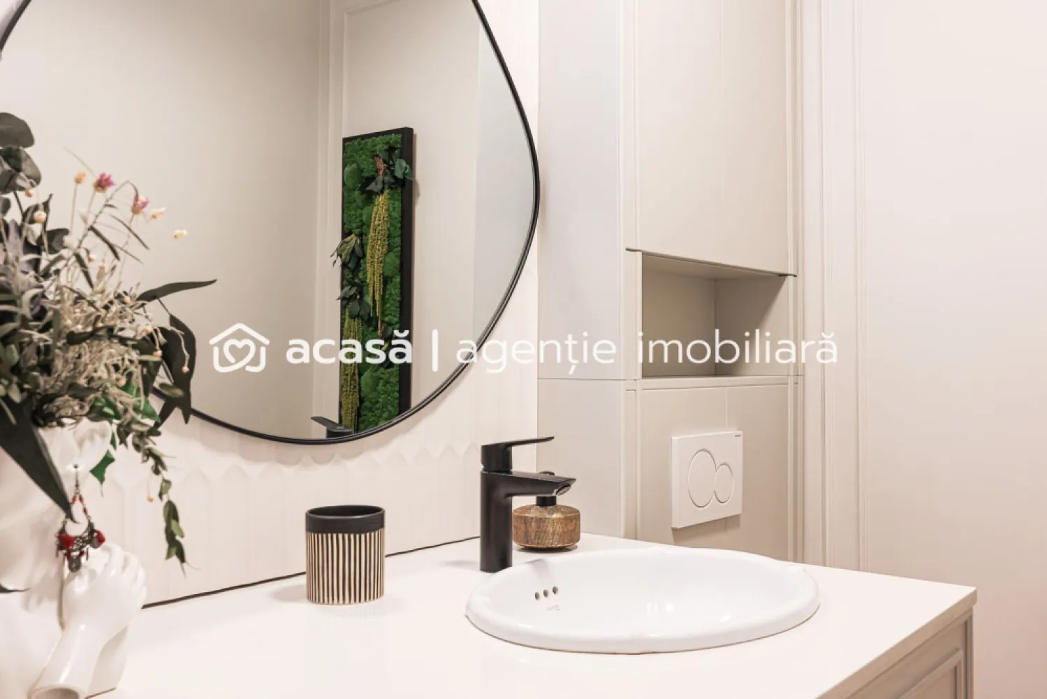 Casă premium în Subcetate, construcție nouă finisaje de lux Comision 0 - Comision 0% Pret repozitionat Vă propunem o proprietate superbă situată în una dintre cele mai bune zone rezidențiale din Arad – Subcetate. Casa este construită recent, pe un teren de 580 mp, are o suprafață utilă de 200 mp și impresionează prin finisaje de lux și materiale de cea mai bună calitate. Compartimentarea este ideală: 3 dormitoare, 3 băi, birou spațios, living generos cu bucătărie open-space, debara, magazie și pod mare pentru depozitare. Locuința dispune de încălzire în pardoseală, centrală pe gaz, mobilier din lemn și MDF, parchet din lemn, sistem de irigații automat și alarmă pentru casă și curte. Se vinde complet mobilată și utilată, oferind un nivel ridicat de confort, eleganță și siguranță, într-o zonă liniștită și exclusivistă. 📞 Pentru detalii și programarea unei vizionări: Blaga Flavius – 0754467525 Consultant imobiliar acreditat APAIR (Asociația Profesională a Agenților Imobiliari din România) Nu dispui de toată suma? Te ajutăm noi gratuit! Îți obținem oferte de la 16 bănci. Ai o proprietate de vânzare în Arad și vrei să știi cât valorează cu adevărat? Birou: ACASĂ | Agenție imobiliară Arad Adresă: Bulevardul Decebal 2, Arad 310133 }}