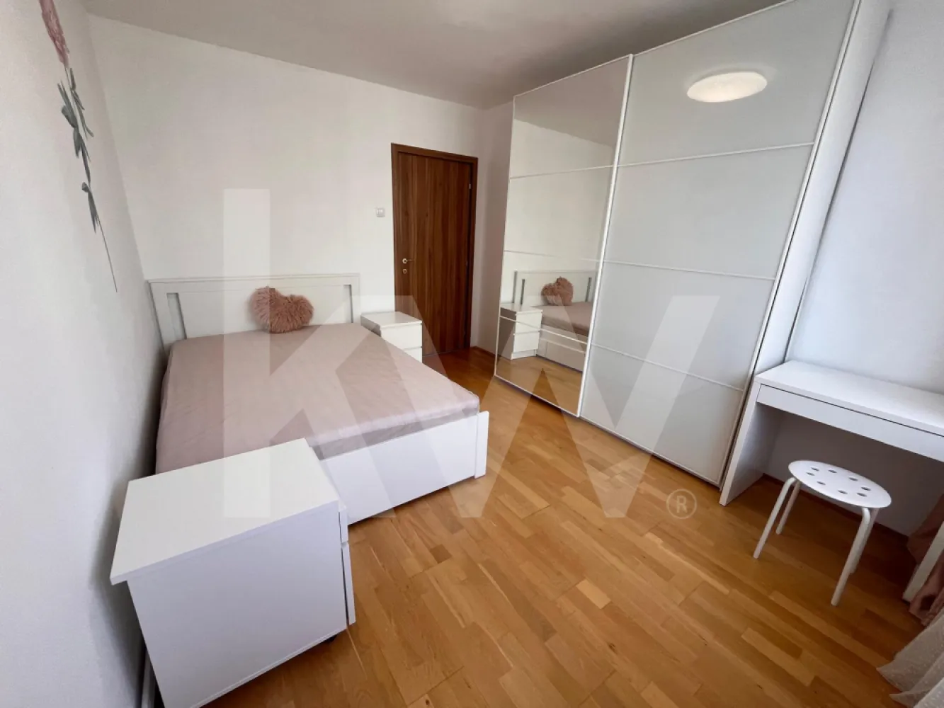 Apartament 3 Camere - Zona Mihai Viteazu - inchiriere - Vă propun spre închiriere un apartament generos și primitor, situat pe Aleea Frații Buzești. Cu o suprafață utilă de 75 mp, locuința este ideală pentru cei care au nevoie de spațiu suplimentar și de o compartimentare funcțională.

Caracteristici principale ale proprietății:

Suprafață: 75 mp utili, oferind încăperi luminoase și aerisite.

Configurație: Apartamentul este mobilat și utilat, fiind pregătit pentru mutare imediată.

Cameră versatilă: Una dintre camere este lăsată nemobilată, oferindu-vă libertatea de a o amenaja ca birou pentru lucru de acasă, cameră pentru copii sau dressing, în funcție de necesități.

Spații adiționale: Proprietatea dispune de un balcon și de un spațiu de depozitare dedicat (debaras/cămară), ideal pentru organizarea eficientă a obiectelor personale.

Dotări: Bucătărie complet echipată și electrocasnice incluse.

Condiții de închiriere:

Fără animale de companie: Se dorește menținerea unui standard ridicat de curățenie în apartament.

Garanție: Se percepe plata chiriei pentru prima lună plus o lună de garanție la semnarea contractului.

Locuința este situată într-o zonă liniștită, având în proximitate puncte de interes și acces facil către restul orașului. Este o alegere excelentă pentru un cuplu sau o familie care apreciază ordinea și spațiul generos.