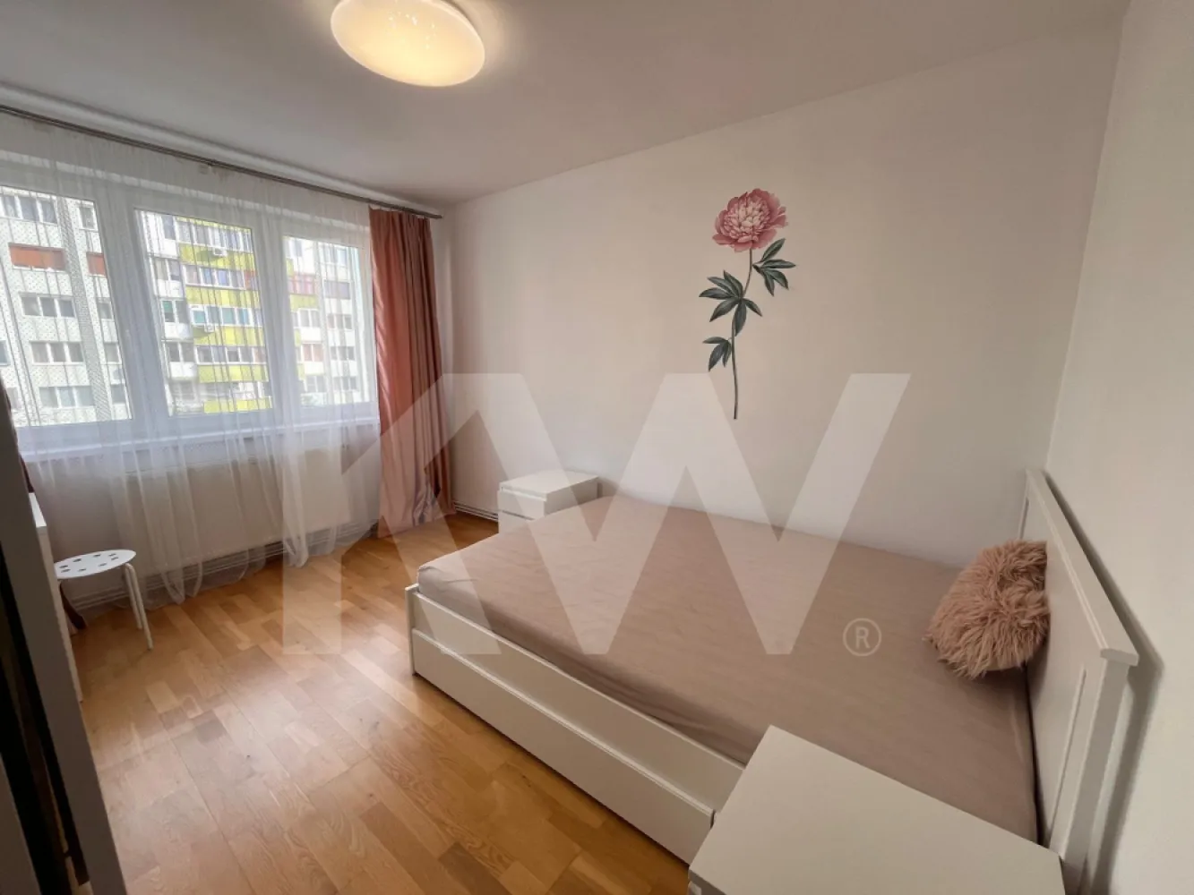 Apartament 3 Camere - Zona Mihai Viteazu - inchiriere - Vă propun spre închiriere un apartament generos și primitor, situat pe Aleea Frații Buzești. Cu o suprafață utilă de 75 mp, locuința este ideală pentru cei care au nevoie de spațiu suplimentar și de o compartimentare funcțională.

Caracteristici principale ale proprietății:

Suprafață: 75 mp utili, oferind încăperi luminoase și aerisite.

Configurație: Apartamentul este mobilat și utilat, fiind pregătit pentru mutare imediată.

Cameră versatilă: Una dintre camere este lăsată nemobilată, oferindu-vă libertatea de a o amenaja ca birou pentru lucru de acasă, cameră pentru copii sau dressing, în funcție de necesități.

Spații adiționale: Proprietatea dispune de un balcon și de un spațiu de depozitare dedicat (debaras/cămară), ideal pentru organizarea eficientă a obiectelor personale.

Dotări: Bucătărie complet echipată și electrocasnice incluse.

Condiții de închiriere:

Fără animale de companie: Se dorește menținerea unui standard ridicat de curățenie în apartament.

Garanție: Se percepe plata chiriei pentru prima lună plus o lună de garanție la semnarea contractului.

Locuința este situată într-o zonă liniștită, având în proximitate puncte de interes și acces facil către restul orașului. Este o alegere excelentă pentru un cuplu sau o familie care apreciază ordinea și spațiul generos.