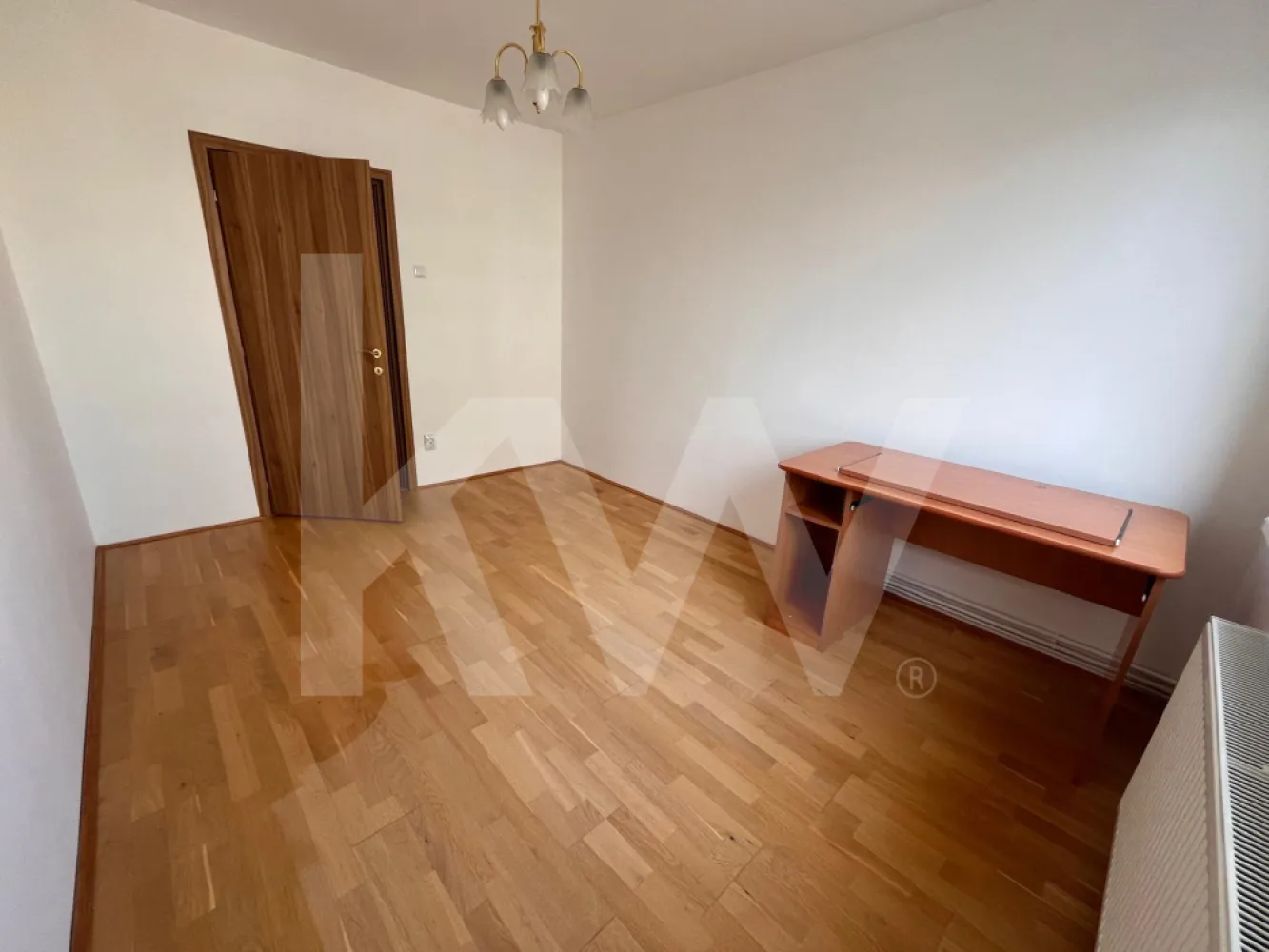 Apartament 3 Camere - Zona Mihai Viteazu - inchiriere - Vă propun spre închiriere un apartament generos și primitor, situat pe Aleea Frații Buzești. Cu o suprafață utilă de 75 mp, locuința este ideală pentru cei care au nevoie de spațiu suplimentar și de o compartimentare funcțională.

Caracteristici principale ale proprietății:

Suprafață: 75 mp utili, oferind încăperi luminoase și aerisite.

Configurație: Apartamentul este mobilat și utilat, fiind pregătit pentru mutare imediată.

Cameră versatilă: Una dintre camere este lăsată nemobilată, oferindu-vă libertatea de a o amenaja ca birou pentru lucru de acasă, cameră pentru copii sau dressing, în funcție de necesități.

Spații adiționale: Proprietatea dispune de un balcon și de un spațiu de depozitare dedicat (debaras/cămară), ideal pentru organizarea eficientă a obiectelor personale.

Dotări: Bucătărie complet echipată și electrocasnice incluse.

Condiții de închiriere:

Fără animale de companie: Se dorește menținerea unui standard ridicat de curățenie în apartament.

Garanție: Se percepe plata chiriei pentru prima lună plus o lună de garanție la semnarea contractului.

Locuința este situată într-o zonă liniștită, având în proximitate puncte de interes și acces facil către restul orașului. Este o alegere excelentă pentru un cuplu sau o familie care apreciază ordinea și spațiul generos.