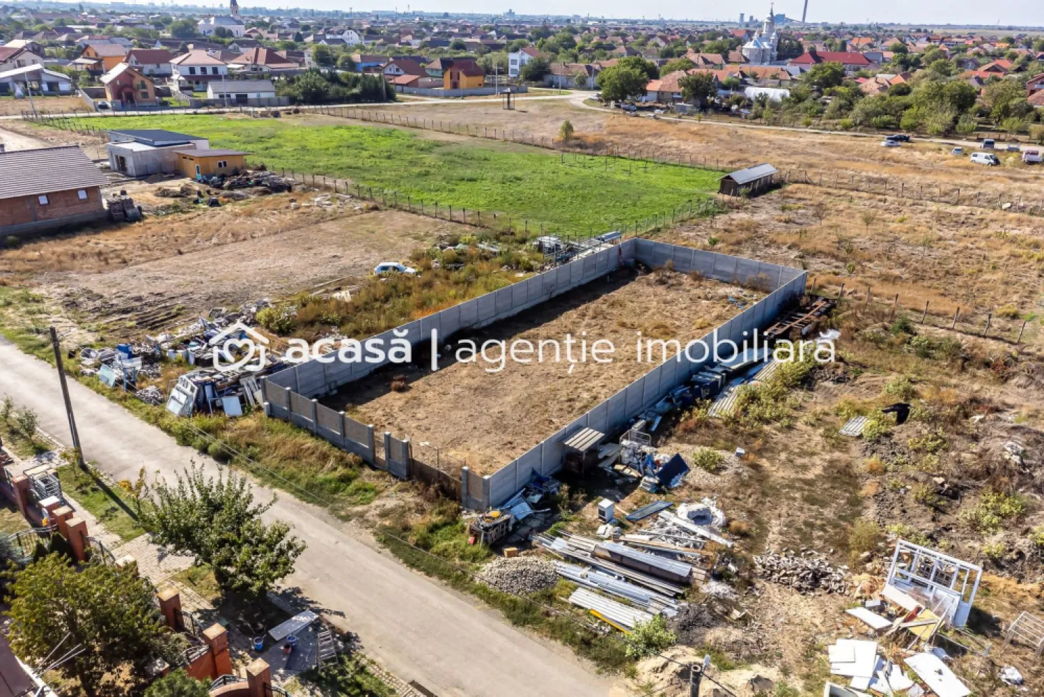 Teren de 733 mp în Livada, cu gard finalizat, Comision 0 - Comision 0% Vă propunem spre vânzare un teren cu suprafața de 733 mp si front stradal de 17 ml, situat într-o zonă liniștită și în plină dezvoltare din Livada. ✔ Utilități disponibile la teren: gaz, curent, apă ✔ Gard finalizat – proprietatea este deja delimitată ✔ Proiect de casă disponibil – dacă se dorește, cumpărătorul poate beneficia de un plan gândit pentru acest teren 📍 Locația oferă liniște și confort, cu acces rapid spre Arad, fiind ideală pentru cei care își doresc o locuință modernă la câțiva pași de oraș. 🔑 Un teren complet pregătit pentru a-ți transforma visul în realitate. 📞 Pentru detalii și programarea unei vizionări: Blaga Flavius – 0754467525 Consultant imobiliar acreditat APAIR (Asociația Profesională a Agenților Imobiliari din România) Nu dispui de toată suma? Te ajutăm noi gratuit! Îți obținem oferte de la 16 bănci. Ai o proprietate de vânzare în Arad și vrei să știi cât valorează cu adevărat? Birou: ACASĂ | Agenție imobiliară Arad Adresă: Bulevardul Decebal 2, Arad 310133 }}