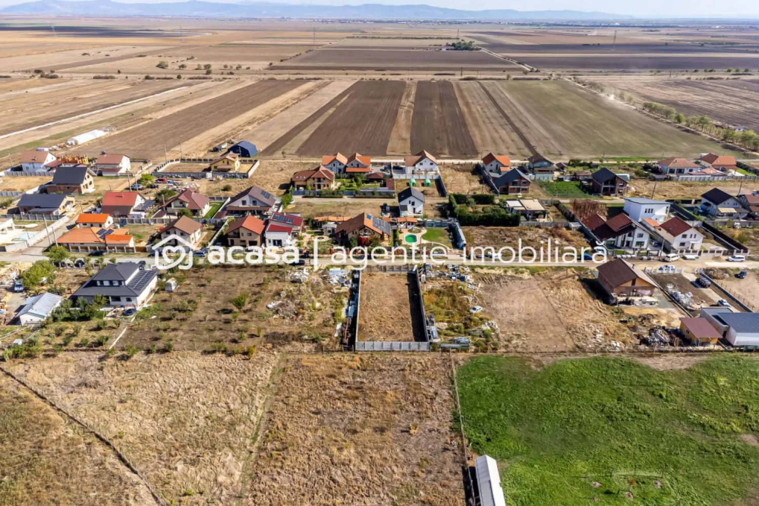 Teren de 733 mp în Livada, cu gard finalizat, Comision 0 - Comision 0% Vă propunem spre vânzare un teren cu suprafața de 733 mp si front stradal de 17 ml, situat într-o zonă liniștită și în plină dezvoltare din Livada. ✔ Utilități disponibile la teren: gaz, curent, apă ✔ Gard finalizat – proprietatea este deja delimitată ✔ Proiect de casă disponibil – dacă se dorește, cumpărătorul poate beneficia de un plan gândit pentru acest teren 📍 Locația oferă liniște și confort, cu acces rapid spre Arad, fiind ideală pentru cei care își doresc o locuință modernă la câțiva pași de oraș. 🔑 Un teren complet pregătit pentru a-ți transforma visul în realitate. 📞 Pentru detalii și programarea unei vizionări: Blaga Flavius – 0754467525 Consultant imobiliar acreditat APAIR (Asociația Profesională a Agenților Imobiliari din România) Nu dispui de toată suma? Te ajutăm noi gratuit! Îți obținem oferte de la 16 bănci. Ai o proprietate de vânzare în Arad și vrei să știi cât valorează cu adevărat? Birou: ACASĂ | Agenție imobiliară Arad Adresă: Bulevardul Decebal 2, Arad 310133 }}