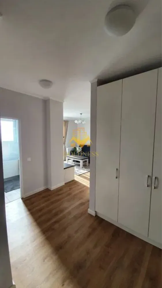 2 camere, modern, parcare, bloc nou, Europa Zona Calea Turzii, Toyota - GOLDNESS Imobiliare vă propune spre închiriere un apartament cu 2 camere complet mobilat și utilat, la etajul 1 într-un imobil de 4 etaje, în cartierul Europa. Apartamentul este compartimentat astfel:
 - dormitor cu pat matrimonial, dressing, noptiere
 - living cu bucatarie open-space complet utilată, canapea extensibla, loc de servit masa 
 - baie cu cada, calorifer port prosop inox și dulap pentru depozitare.
 - balcon de 5 mp.

Imobilul este dotat cu toate cele necesare- centrală proprie, mașină de spălat haine, frigider, plită electrică, hotă, TV, etc. 
Se află în apropierea stațiilor de transport în comun, magazine, restaurante, spații verzi, farmacii, etc. 
Dispune de un loc de parcare subterana!

Dacă sunteți interesați de acest apartament și doriți să îl vizionați, dar și pentru alte oferte sau detalii nu ezitați să ne contactați telefonic sau prin e-mail - goldnessimobiliare@gmail.com. Vă stăm la dispoziție!