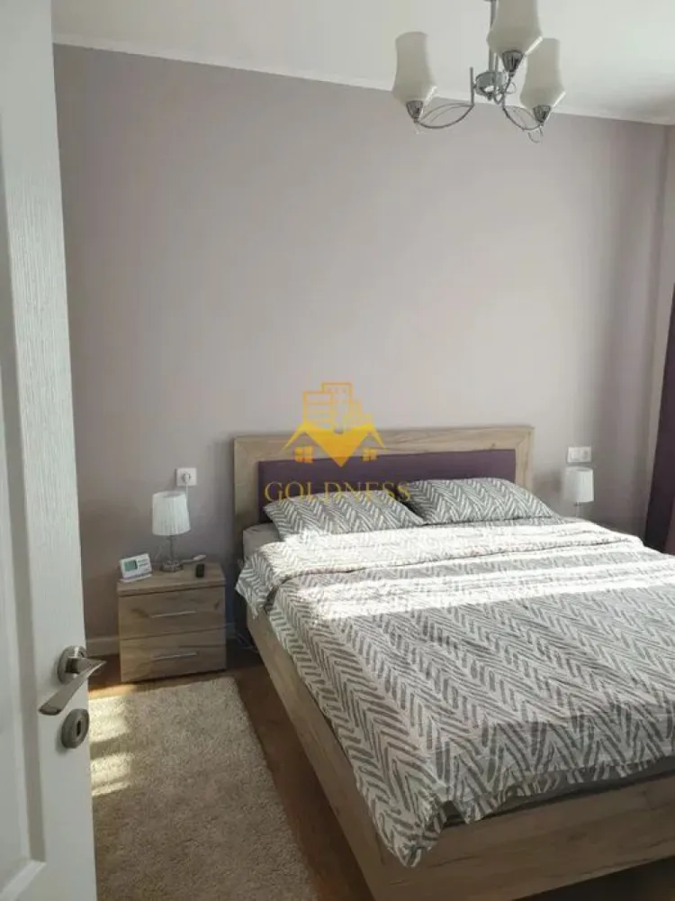 2 camere, modern, parcare, bloc nou, Europa Zona Calea Turzii, Toyota - GOLDNESS Imobiliare vă propune spre închiriere un apartament cu 2 camere complet mobilat și utilat, la etajul 1 într-un imobil de 4 etaje, în cartierul Europa. Apartamentul este compartimentat astfel:
 - dormitor cu pat matrimonial, dressing, noptiere
 - living cu bucatarie open-space complet utilată, canapea extensibla, loc de servit masa 
 - baie cu cada, calorifer port prosop inox și dulap pentru depozitare.
 - balcon de 5 mp.

Imobilul este dotat cu toate cele necesare- centrală proprie, mașină de spălat haine, frigider, plită electrică, hotă, TV, etc. 
Se află în apropierea stațiilor de transport în comun, magazine, restaurante, spații verzi, farmacii, etc. 
Dispune de un loc de parcare subterana!

Dacă sunteți interesați de acest apartament și doriți să îl vizionați, dar și pentru alte oferte sau detalii nu ezitați să ne contactați telefonic sau prin e-mail - goldnessimobiliare@gmail.com. Vă stăm la dispoziție!