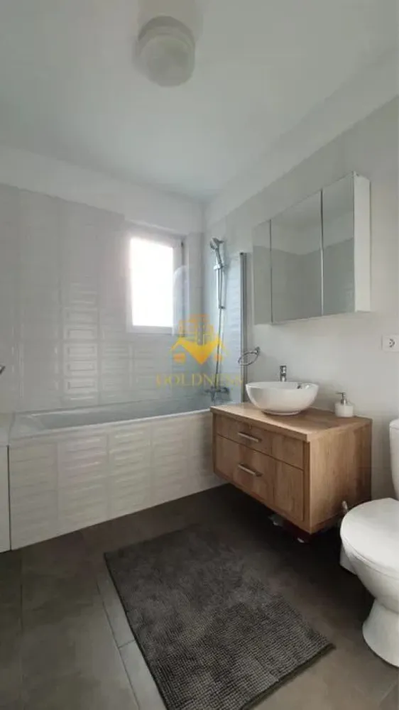 2 camere, modern, parcare, bloc nou, Europa Zona Calea Turzii, Toyota - GOLDNESS Imobiliare vă propune spre închiriere un apartament cu 2 camere complet mobilat și utilat, la etajul 1 într-un imobil de 4 etaje, în cartierul Europa. Apartamentul este compartimentat astfel:
 - dormitor cu pat matrimonial, dressing, noptiere
 - living cu bucatarie open-space complet utilată, canapea extensibla, loc de servit masa 
 - baie cu cada, calorifer port prosop inox și dulap pentru depozitare.
 - balcon de 5 mp.

Imobilul este dotat cu toate cele necesare- centrală proprie, mașină de spălat haine, frigider, plită electrică, hotă, TV, etc. 
Se află în apropierea stațiilor de transport în comun, magazine, restaurante, spații verzi, farmacii, etc. 
Dispune de un loc de parcare subterana!

Dacă sunteți interesați de acest apartament și doriți să îl vizionați, dar și pentru alte oferte sau detalii nu ezitați să ne contactați telefonic sau prin e-mail - goldnessimobiliare@gmail.com. Vă stăm la dispoziție!